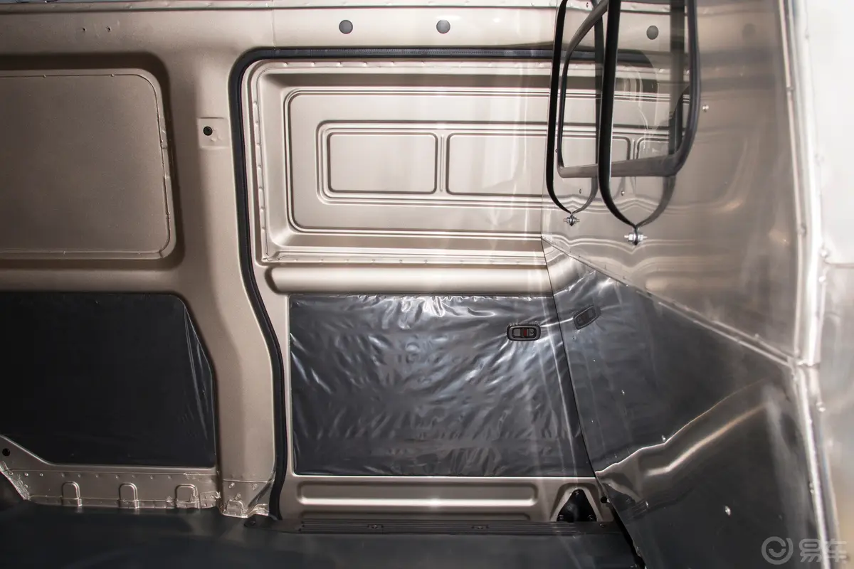 五菱荣光1.5L 手动封窗加长版基本型 2座驾驶员侧后车门