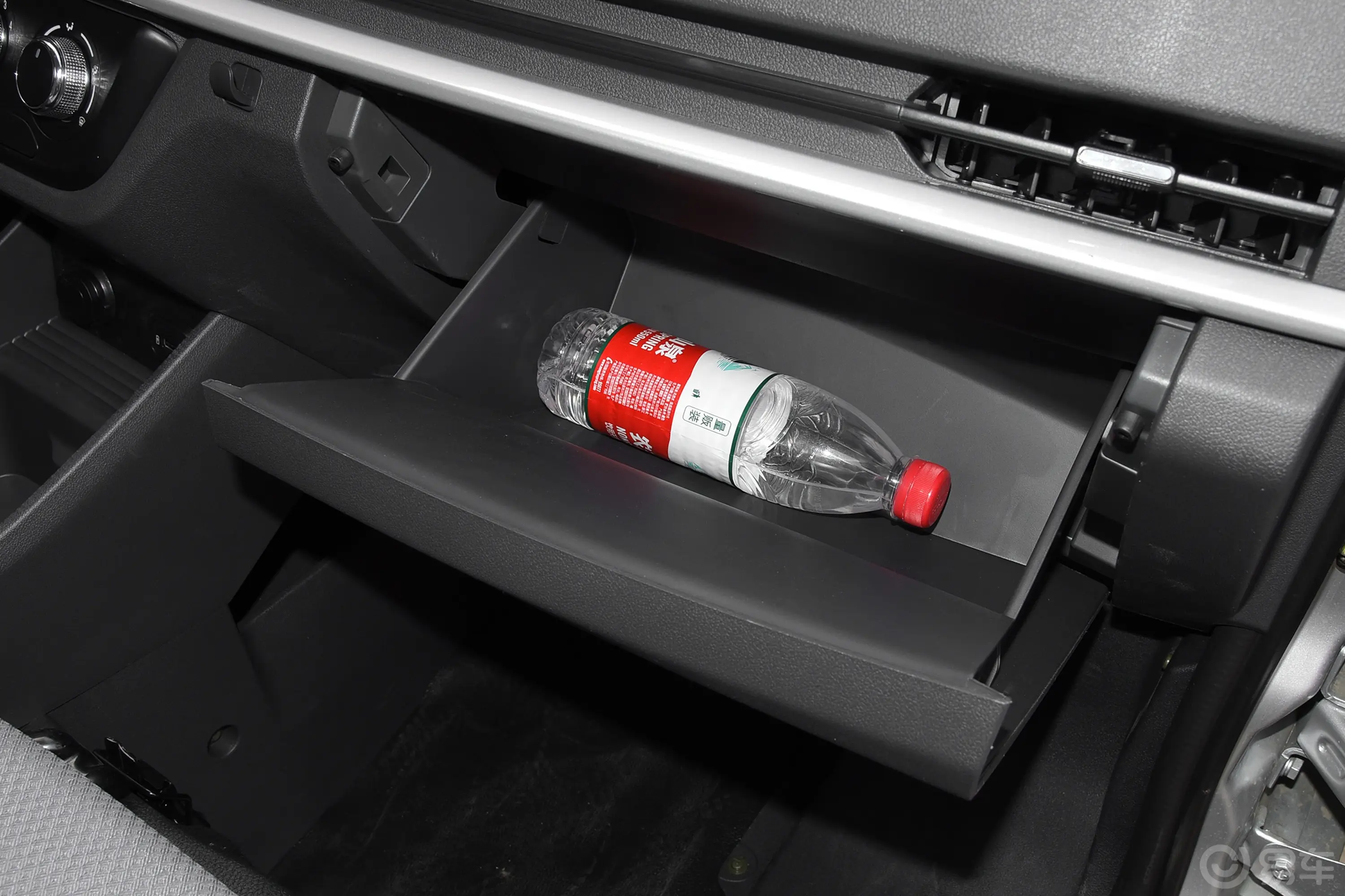 长安星卡1.5L 单排2.8米载货汽车舒适型空调手套箱空间水瓶横置