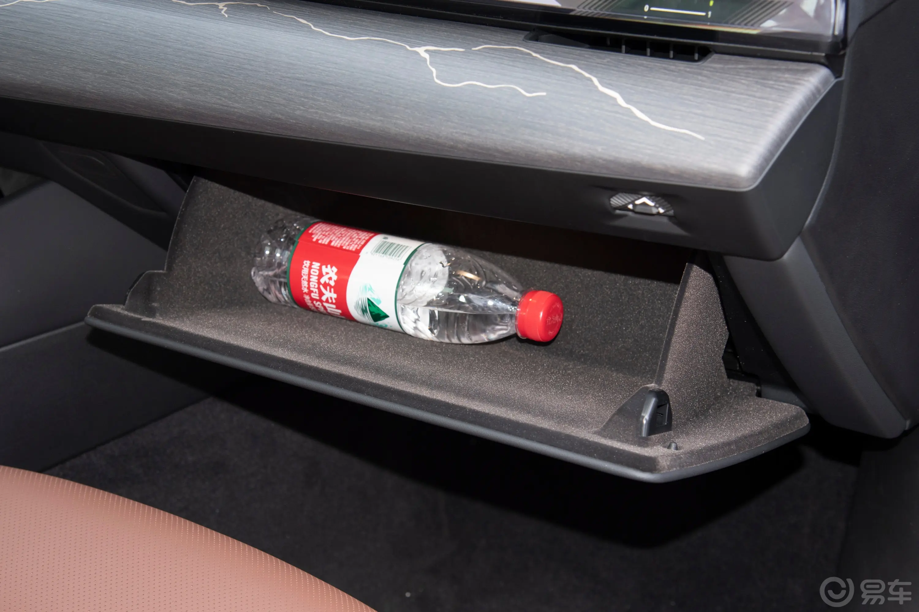 宝马5系530Li 尊享型 M运动套装手套箱空间水瓶横置
