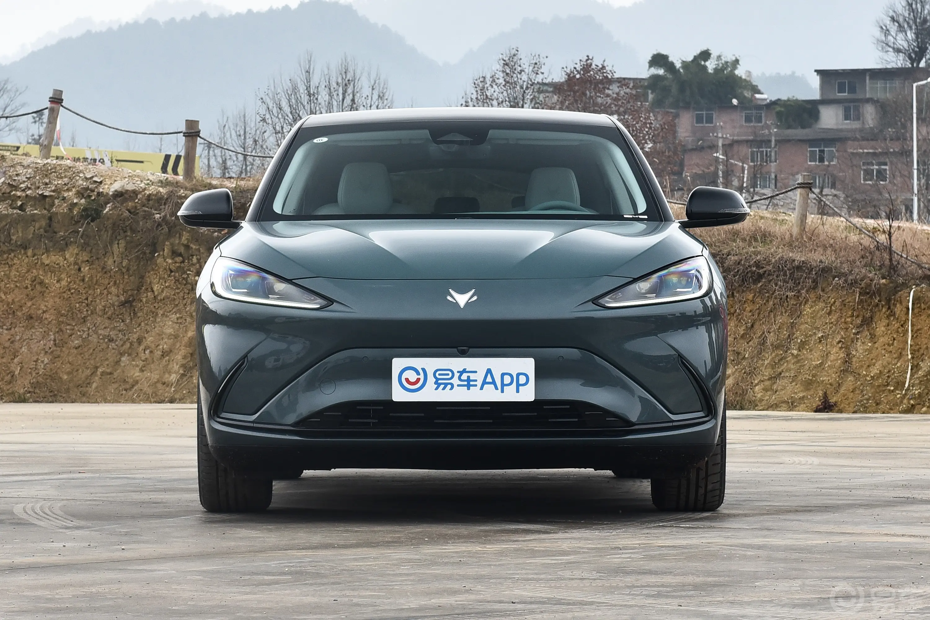 极狐 阿尔法S森林版PRO 650E 前驱 电机175kW 宁德时代 5座正前水平