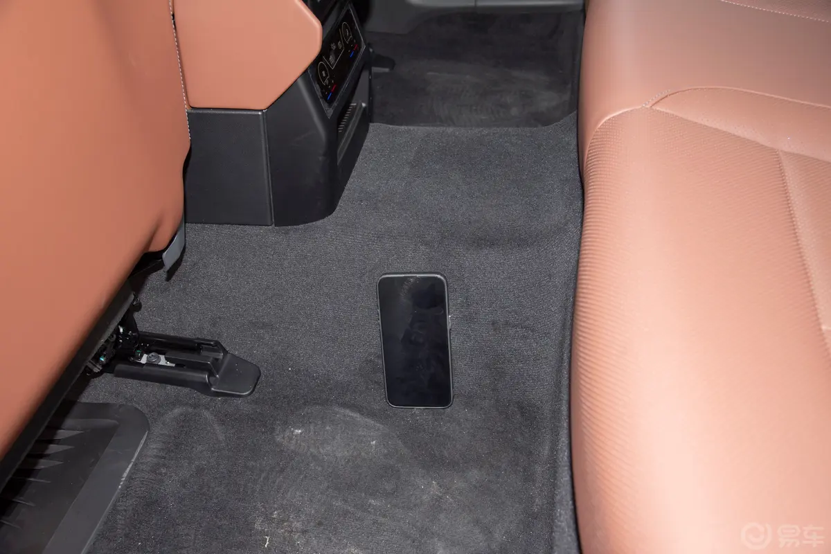 宝马5系530Li 尊享型 M运动套装后排地板中间位置
