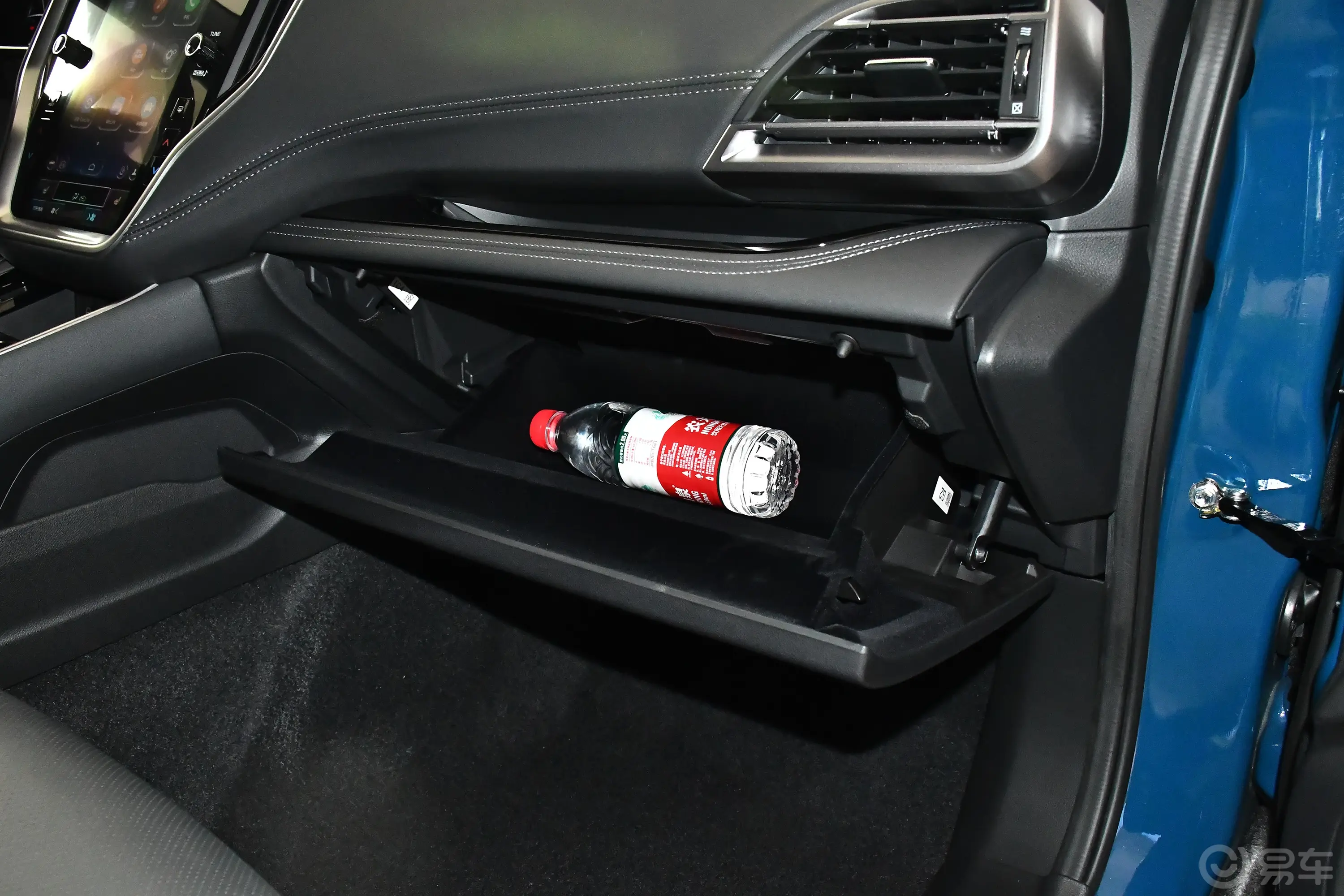 傲虎2.5i AWD旷野限定版EyeSight手套箱空间水瓶横置
