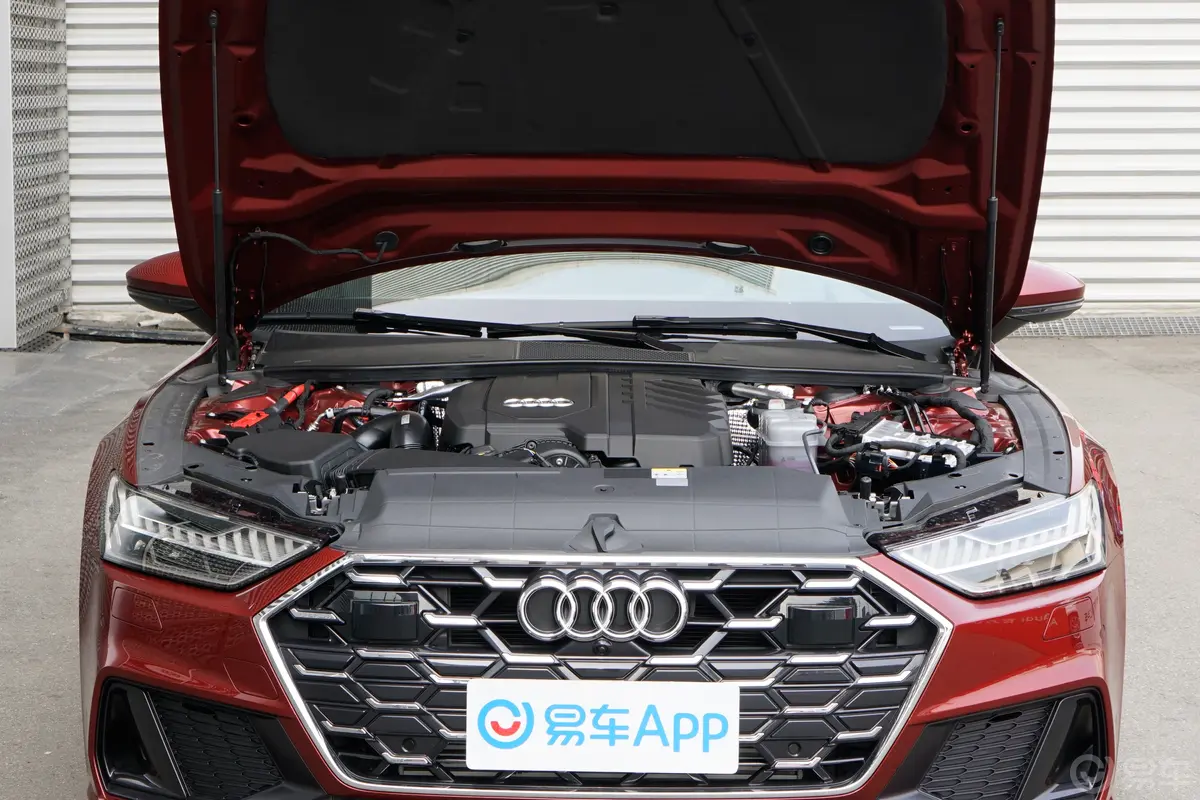 奥迪A745 TFSI 臻选型发动机舱整体