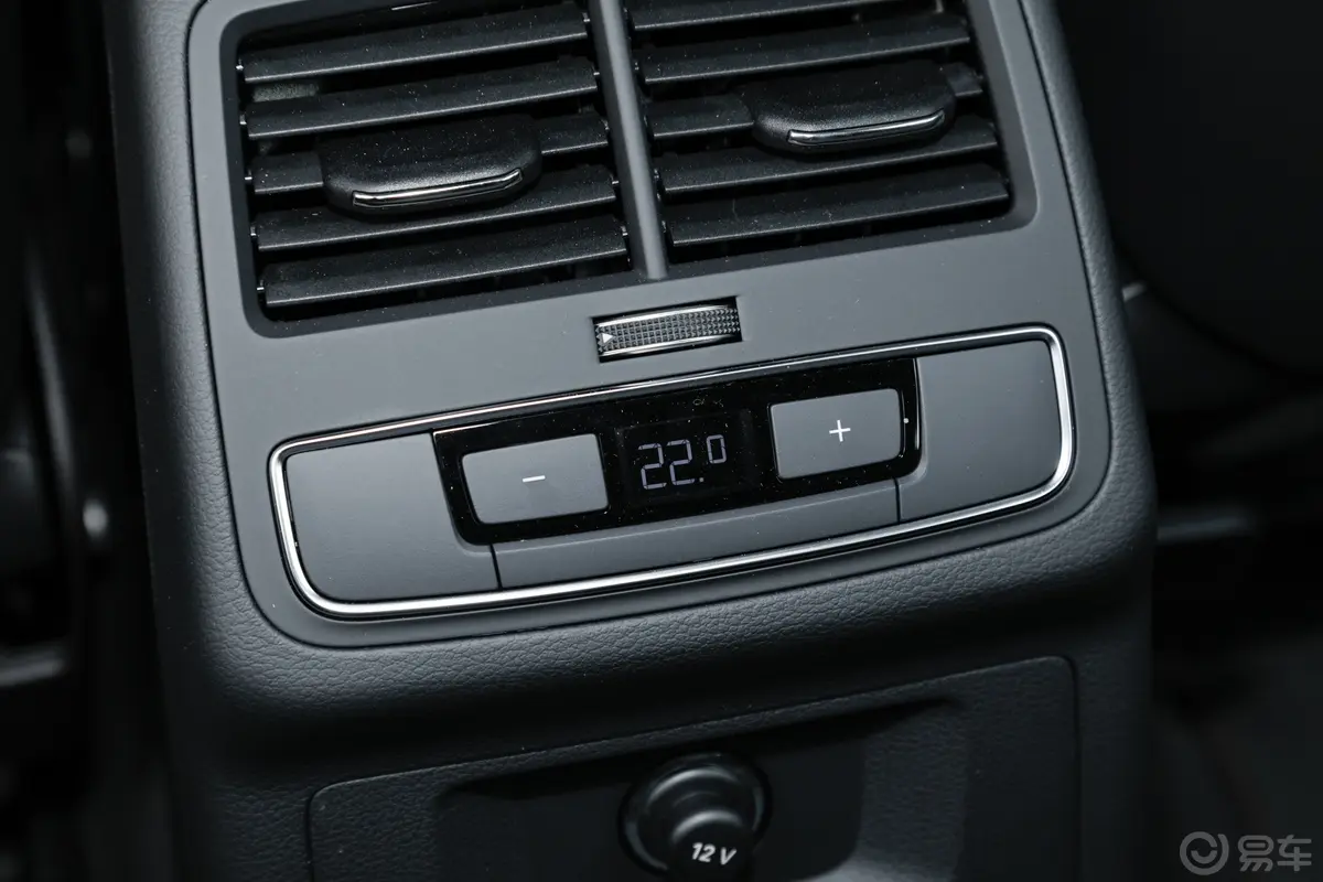 奥迪RS 42.9T Avant 燃擎版后排空调控制键