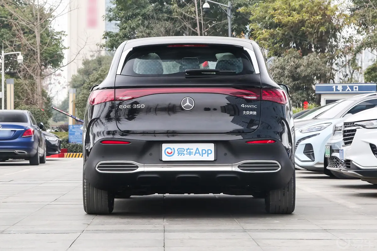 奔驰EQE SUV350 4MATIC 先锋版正后水平