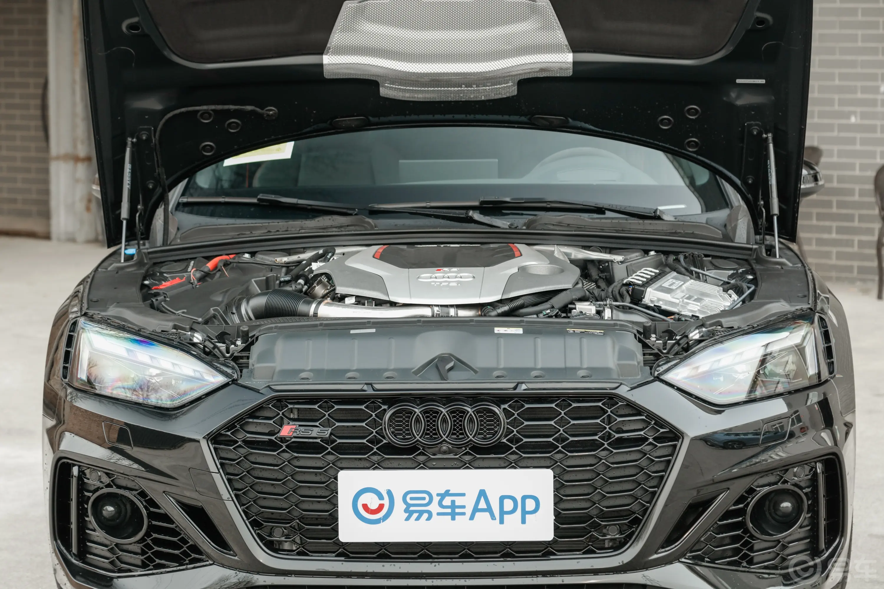 奥迪RS 52.9T Sportback 燃擎版发动机舱整体