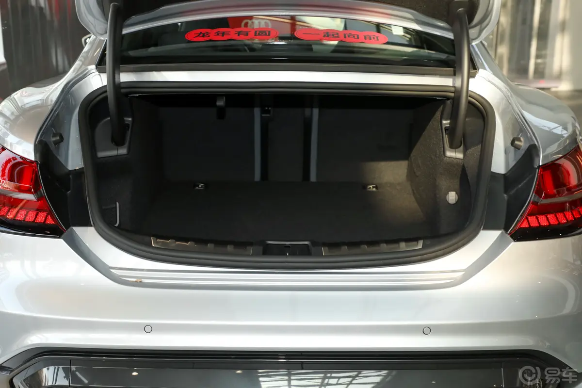 奥迪e-tron GT480km 标准型后备厢空间特写
