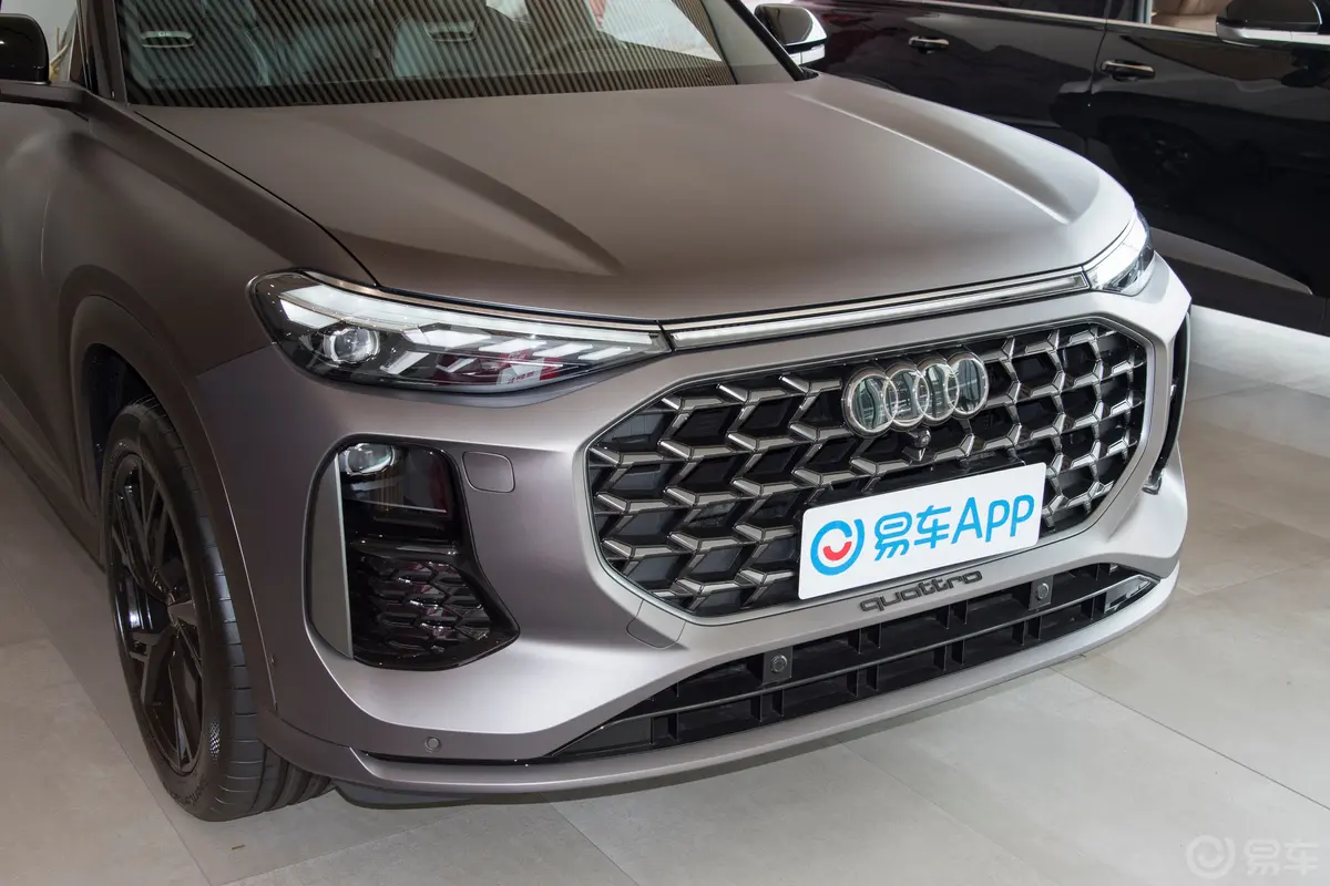 奥迪Q645 TFSI quattro 逐云版 7座前格栅侧俯拍