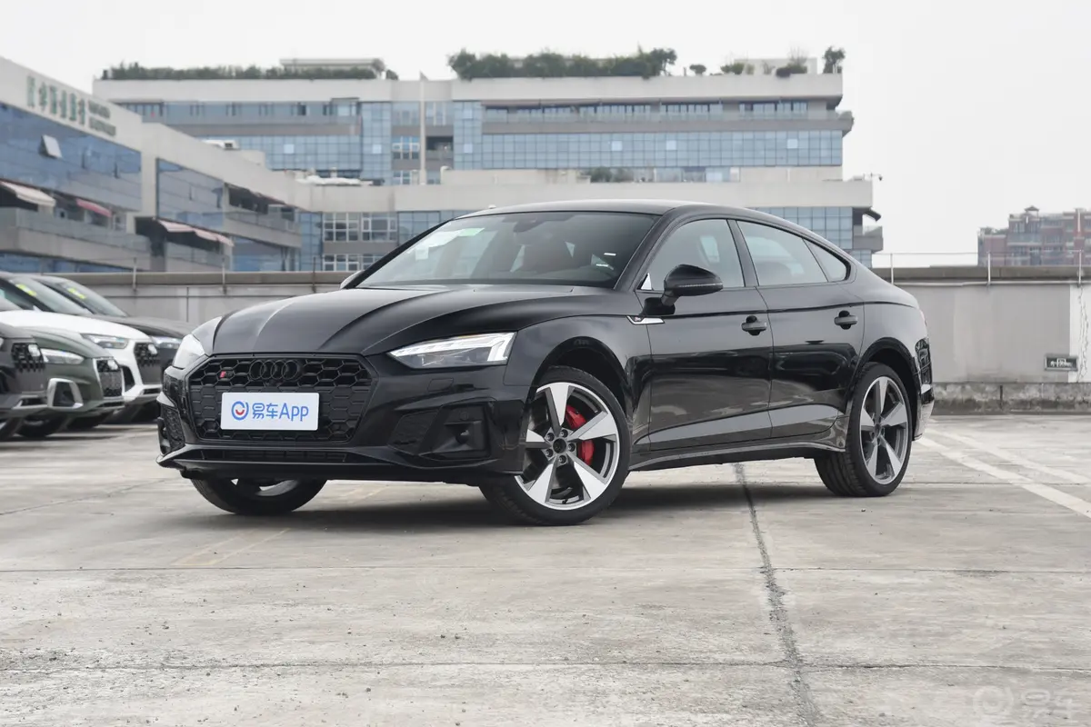 奥迪S53.0T Sportback侧前45度车头向左水平