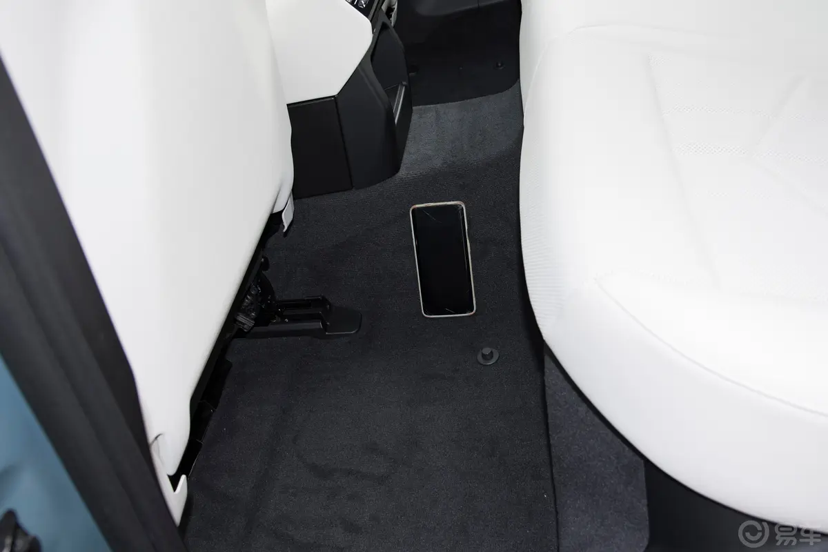 宝马5系(进口)525i M运动套装后排地板中间位置