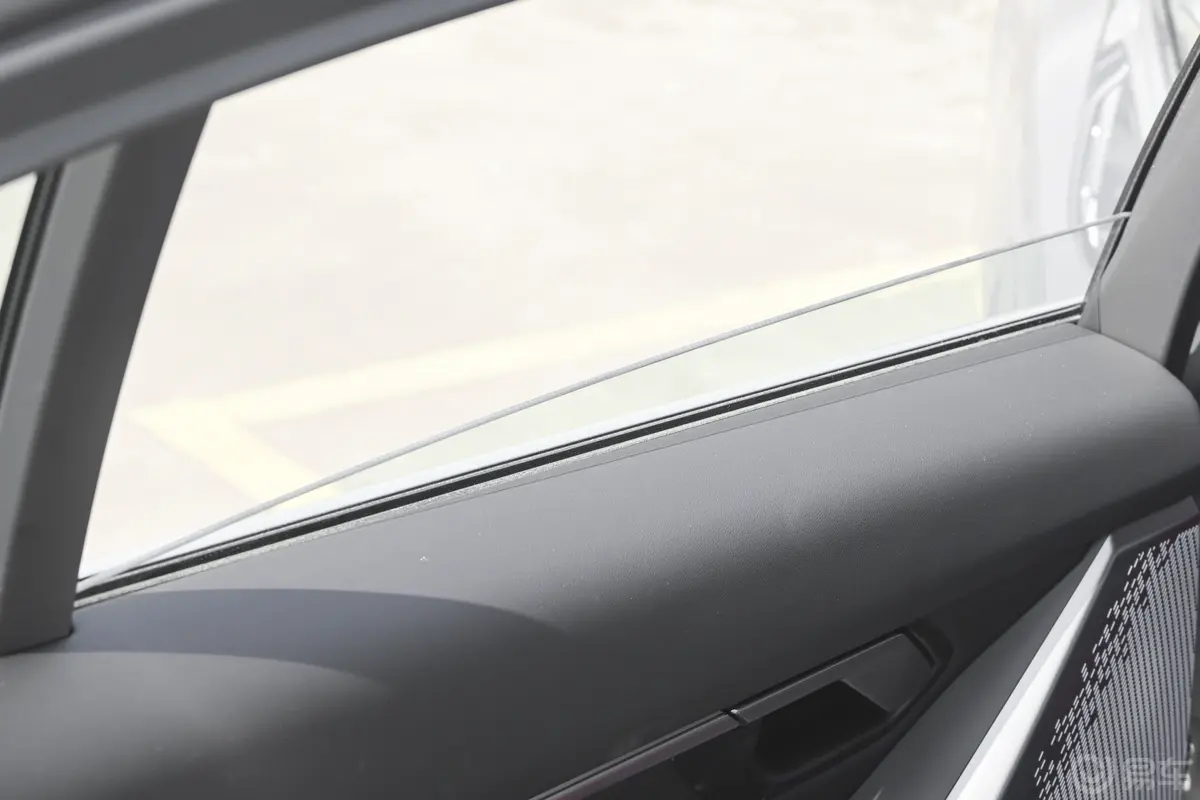 宝马i5eDrive 35L 尊享型 豪华套装后排玻璃材质特写