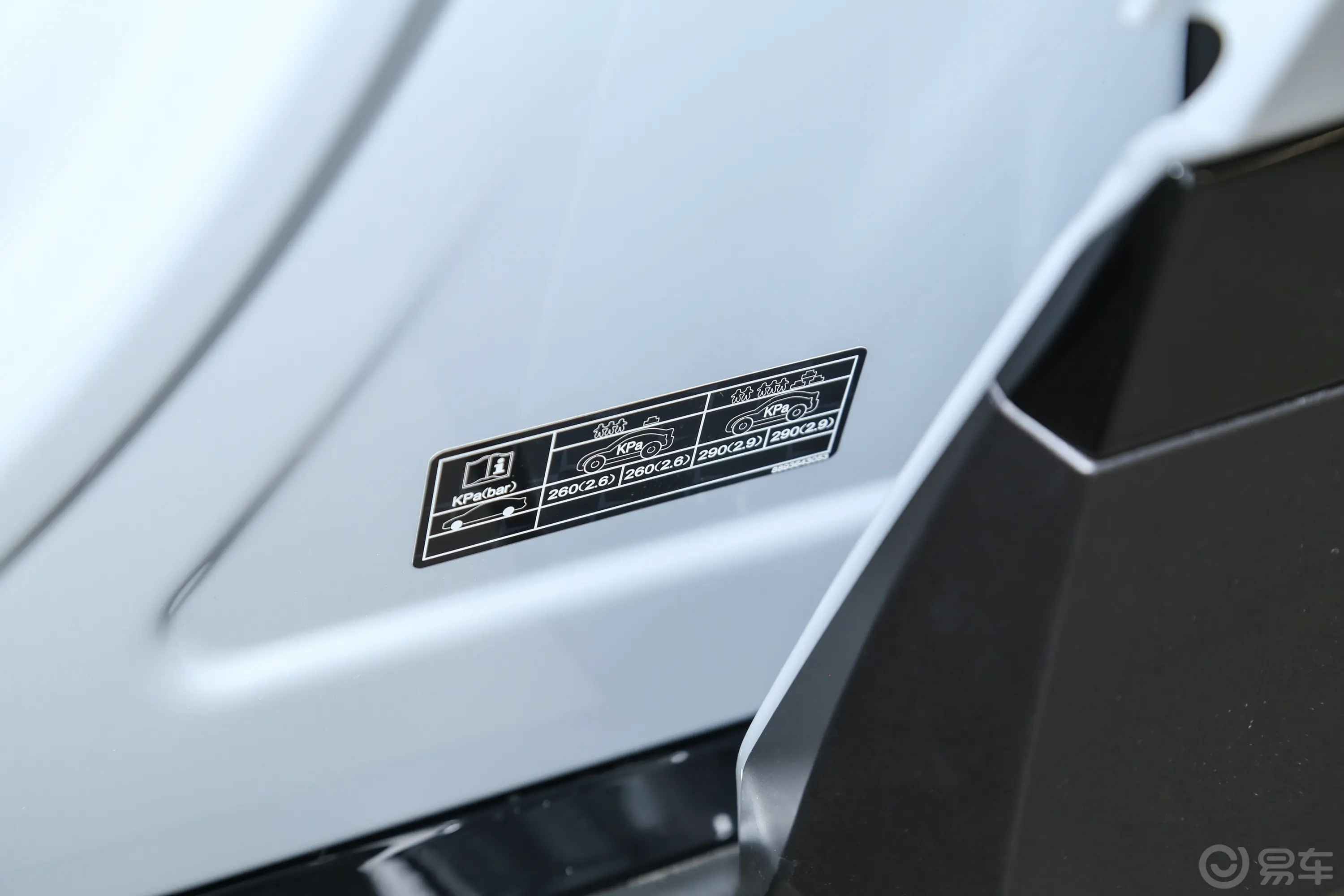 Polestar 4668km 后驱标准续航胎压信息铭牌