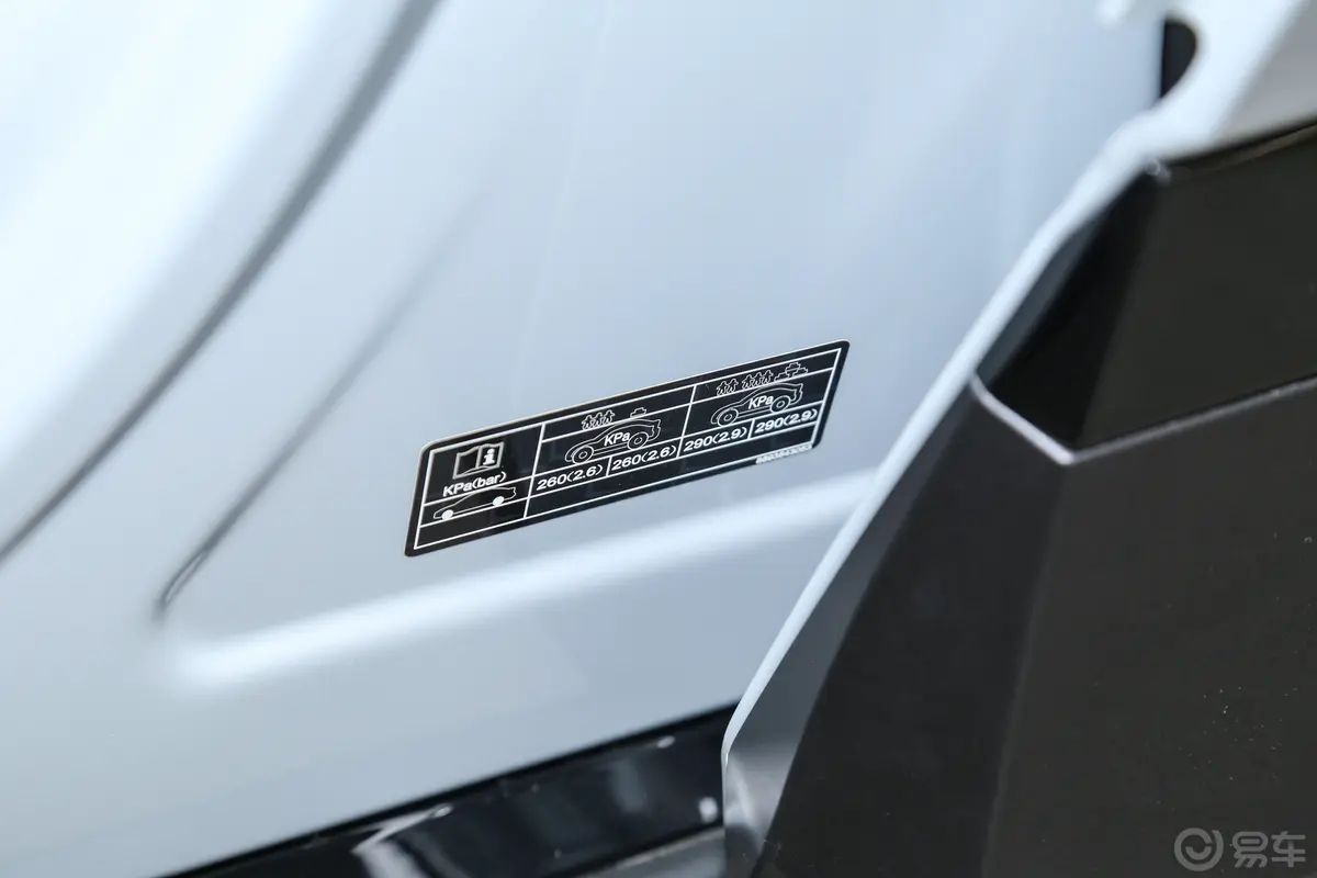 Polestar 4668km 后驱标准续航胎压信息铭牌