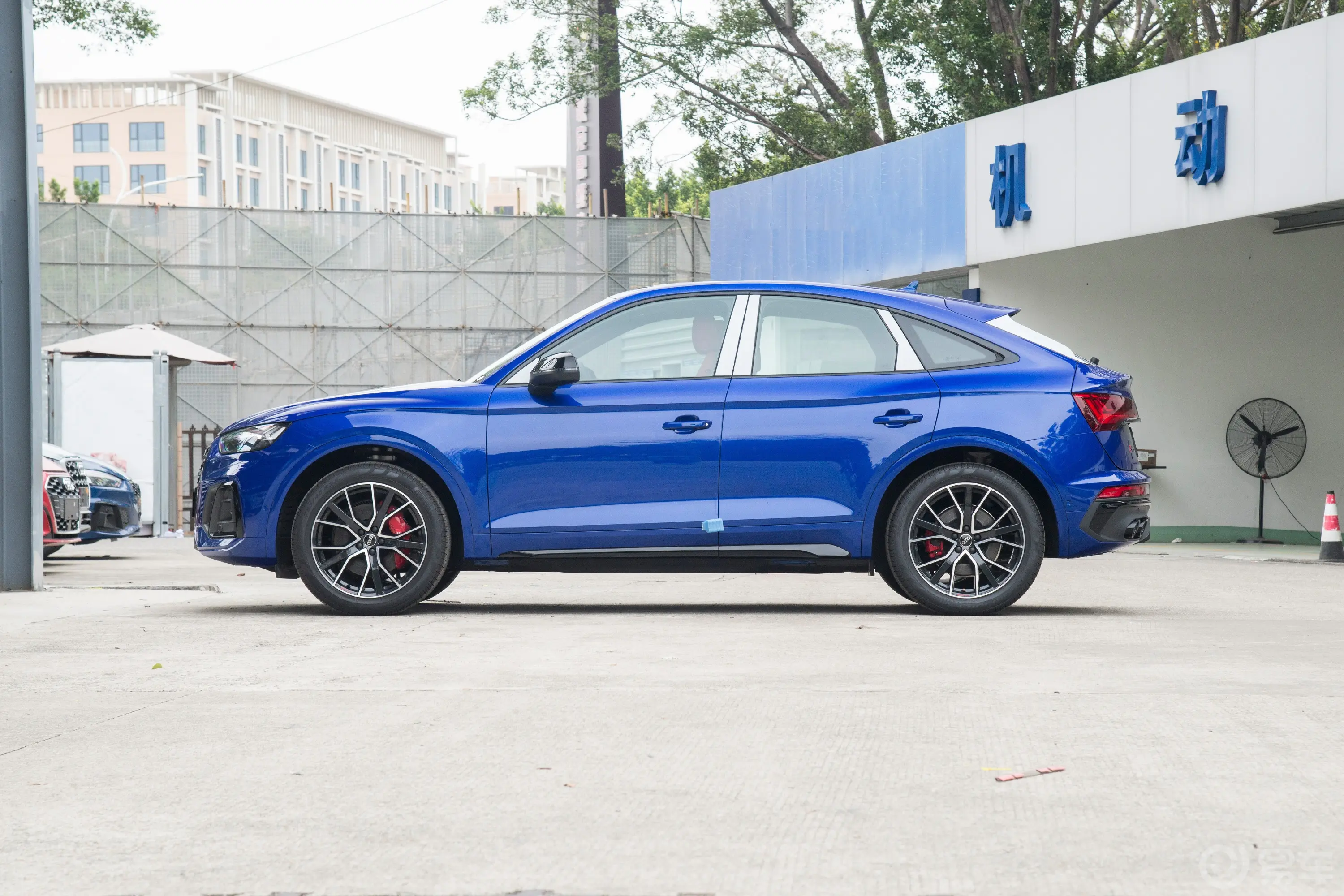 奥迪SQ5 Sportback改款 3.0T quattro正侧车头向左水平