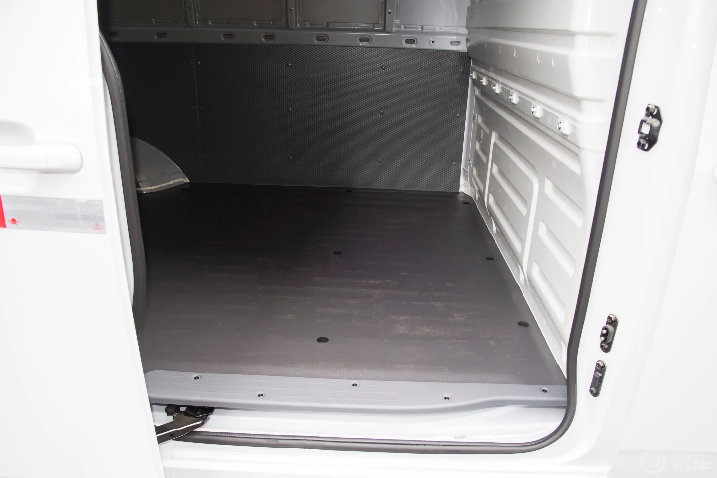 五菱扬光EV300km 实用型封窗版 2座后排地板中间位置