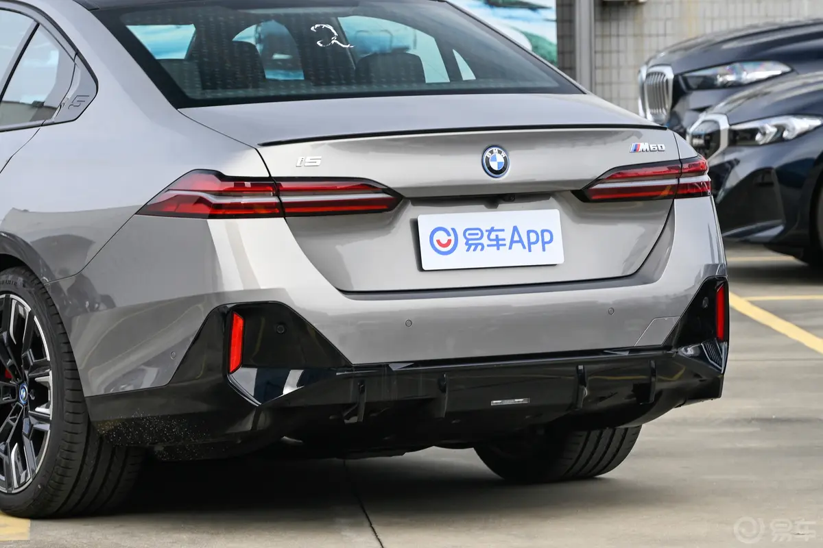 宝马i5(进口)xDrive M60车后雷达