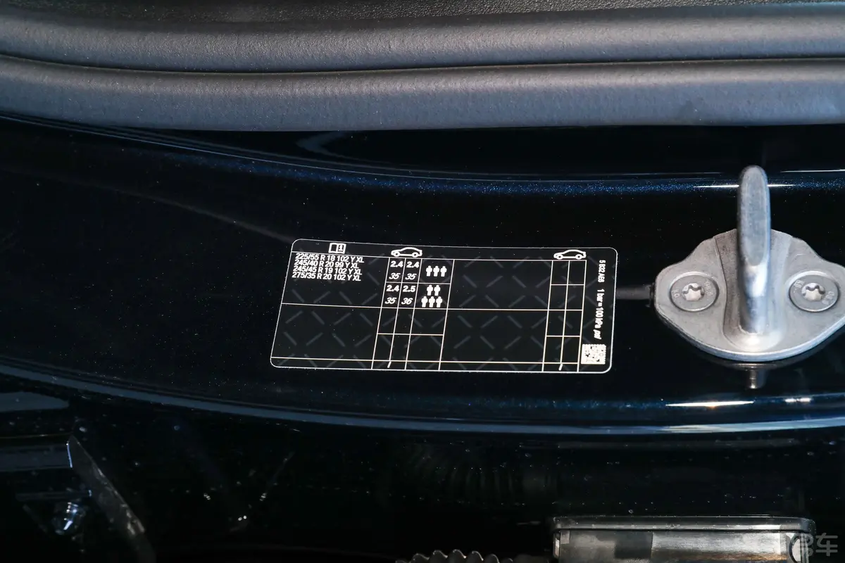 宝马5系(进口)525i M运动套装胎压信息铭牌