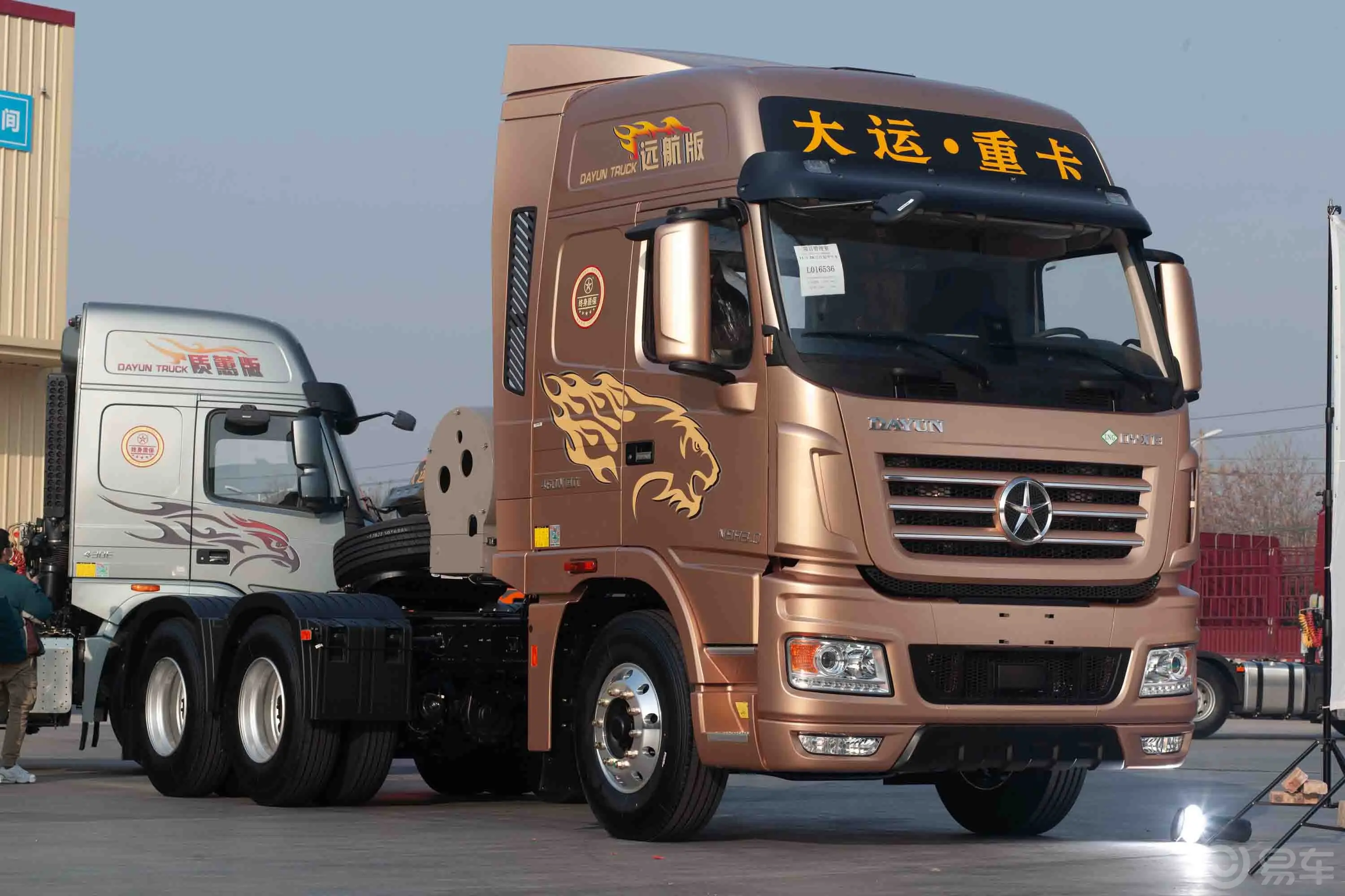 大运N9H潍柴12.54L 560马力 7.335米 牵引 6X4 天然气 国Ⅵ（CGC4250N6ECGH）外观