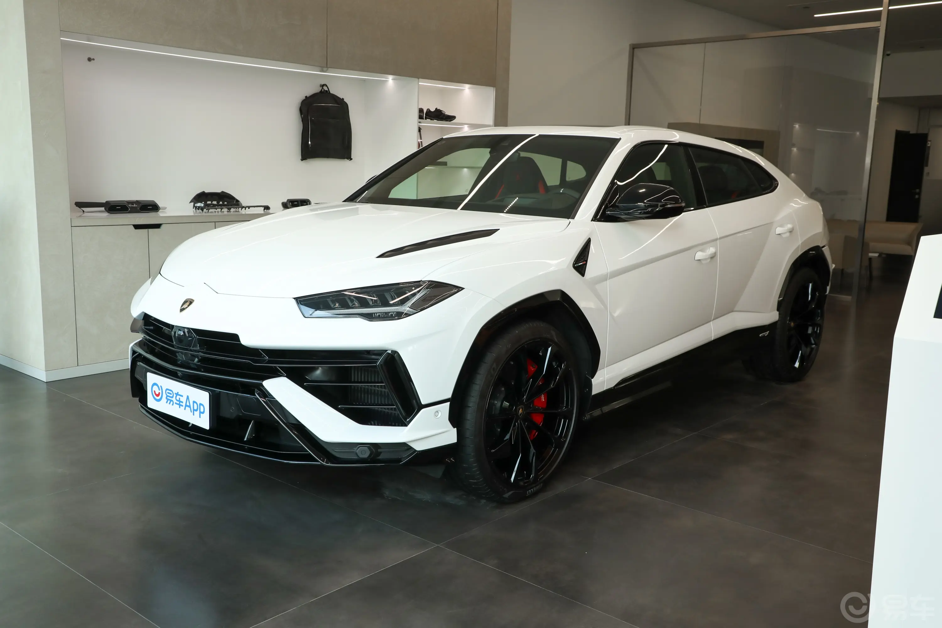 Urus4.0T V8 S侧前45度车头向左水平