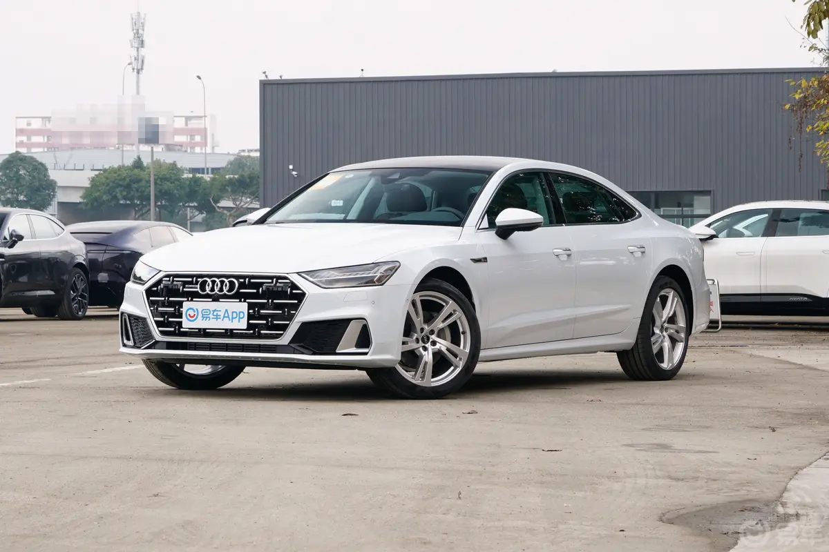 奥迪A7L45 TFSI quattro S-line 见远型 流晶套装侧前45度车头向左水平