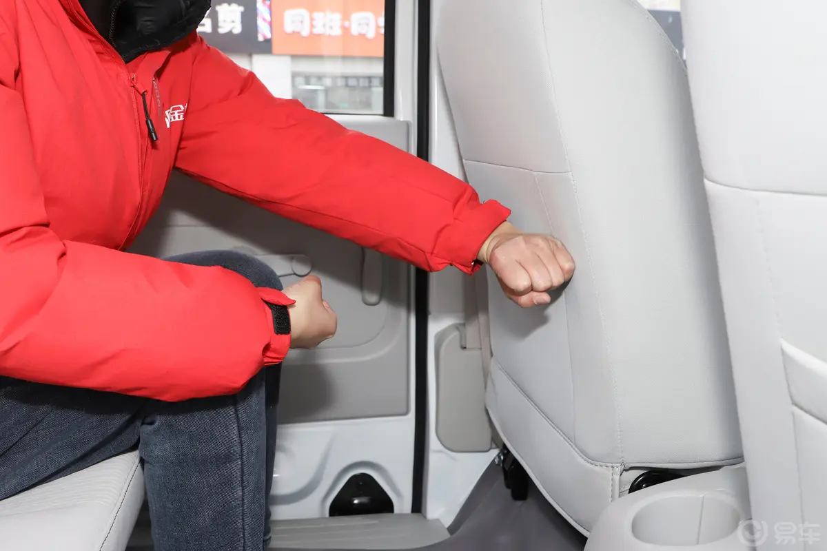鑫源新海狮X30L 1.5L 客车超享版 6座 CNG后排腿部空间