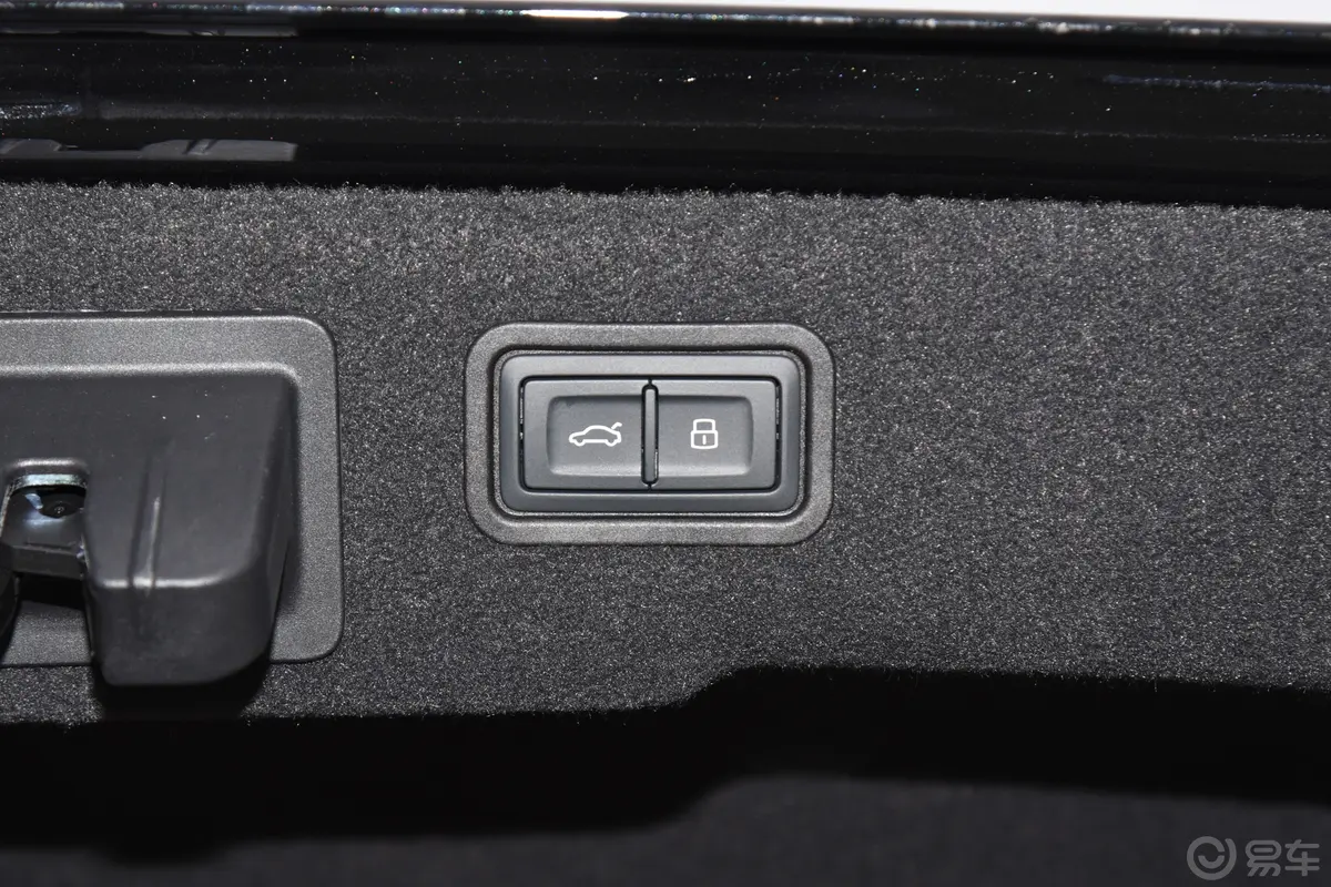 奥迪A8A8L Horch创始人版 55 TFSI 传奇型电动尾门按键（手动扶手）