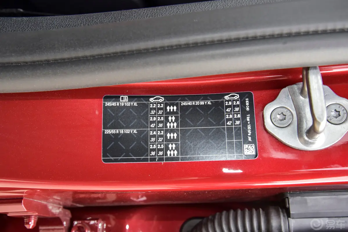 宝马X2(进口)sDrive25i M运动套装胎压信息铭牌