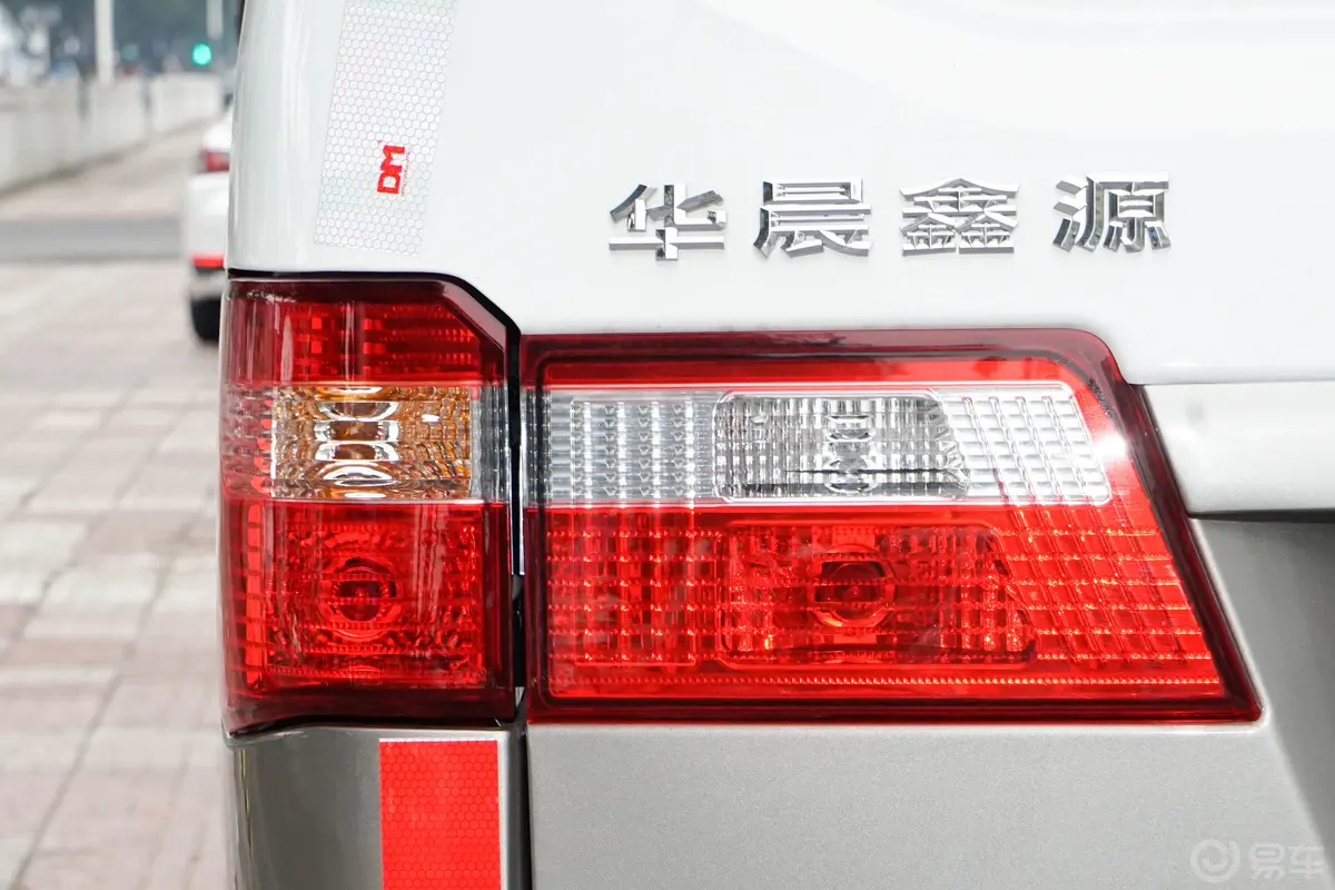 鑫源小海狮X301.5L 厢货标准型 5座 CNG外观灯组