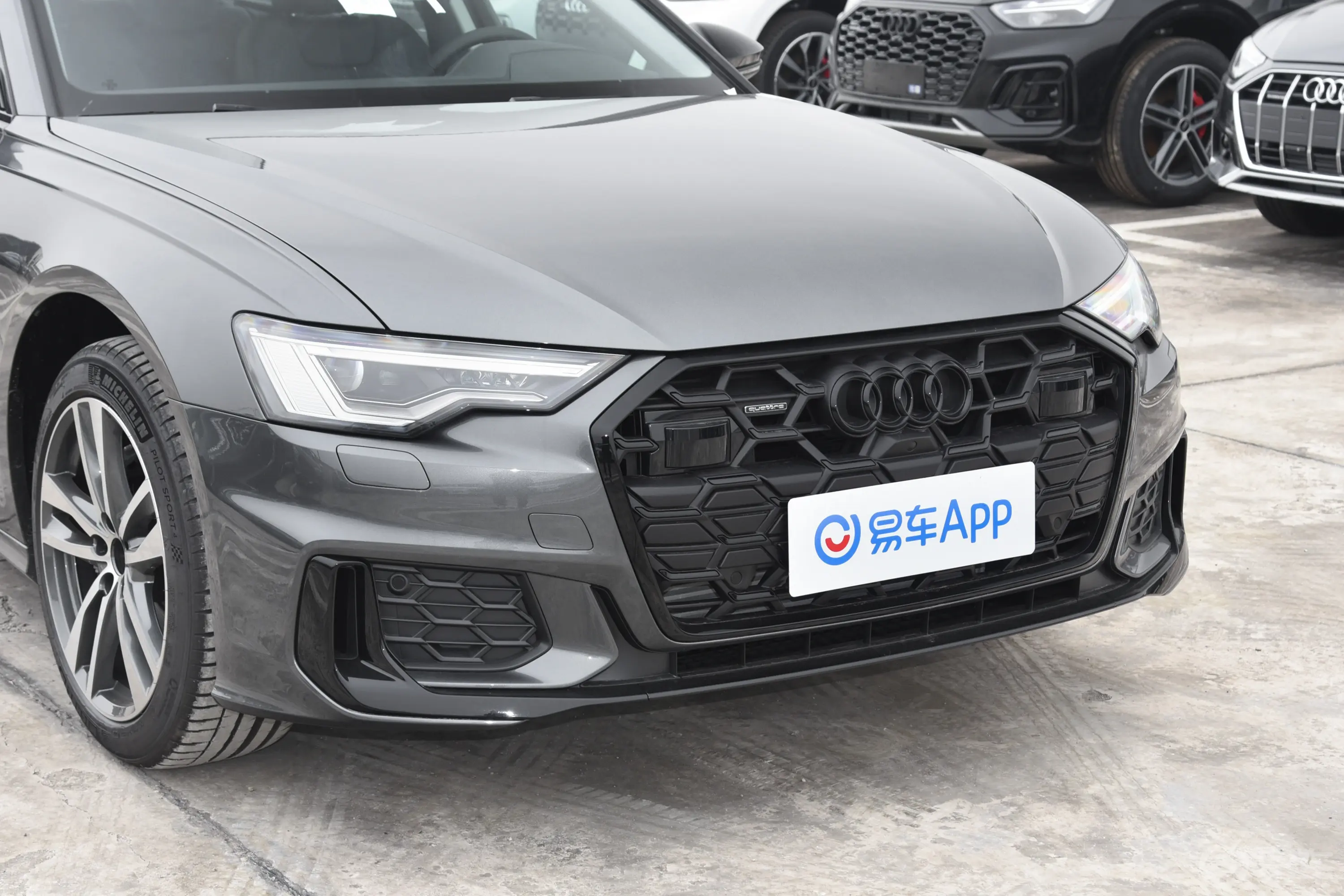 奥迪A6Avant 先锋派 45 TFSI 臻选动感型前格栅侧俯拍