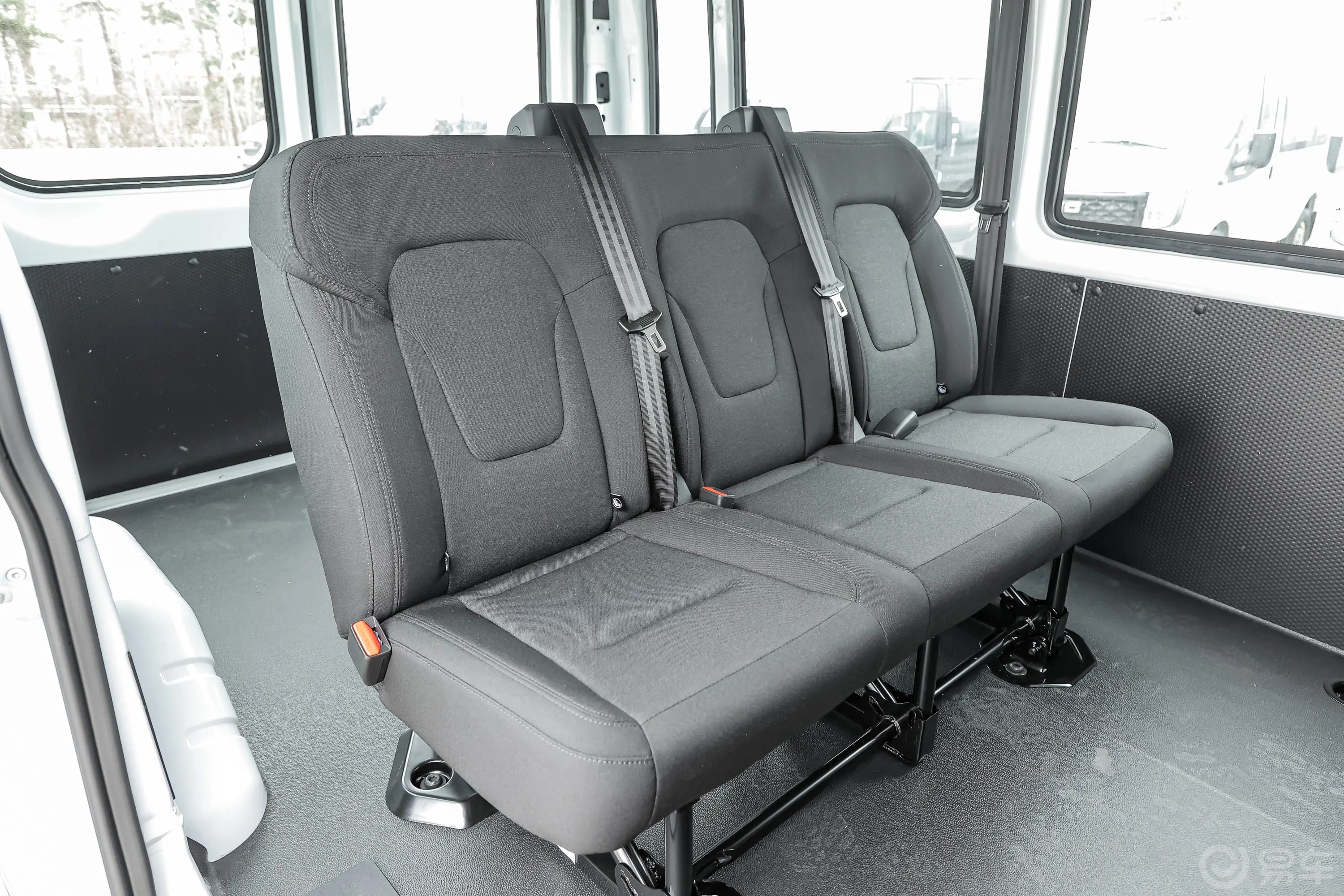 江铃福顺2.0T 自动短轴中高顶商运型多功能乘用车 6座 柴油后排座椅