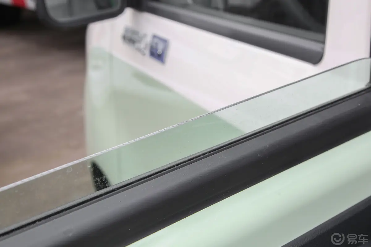 祥菱Q EV260km 双排3300轴距栏板车后排玻璃材质特写