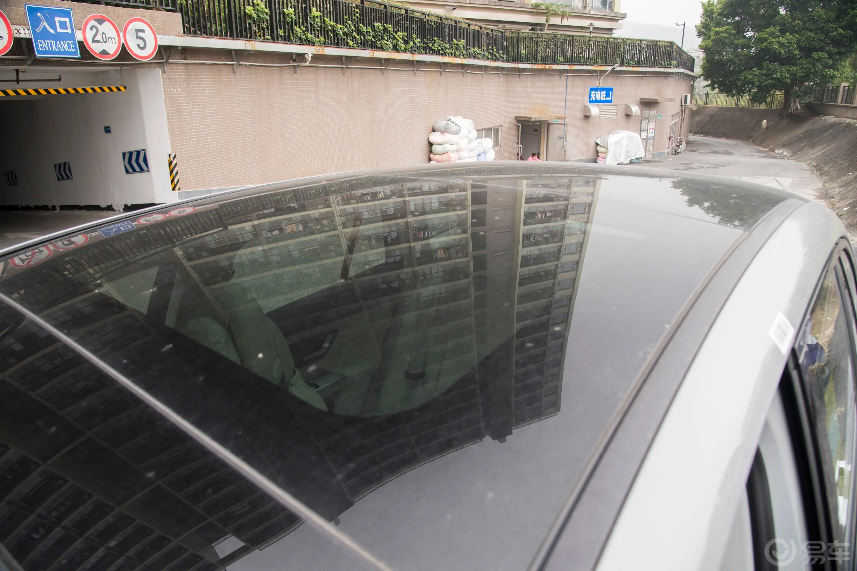 奔驰EQE SUV500 4MATIC天窗