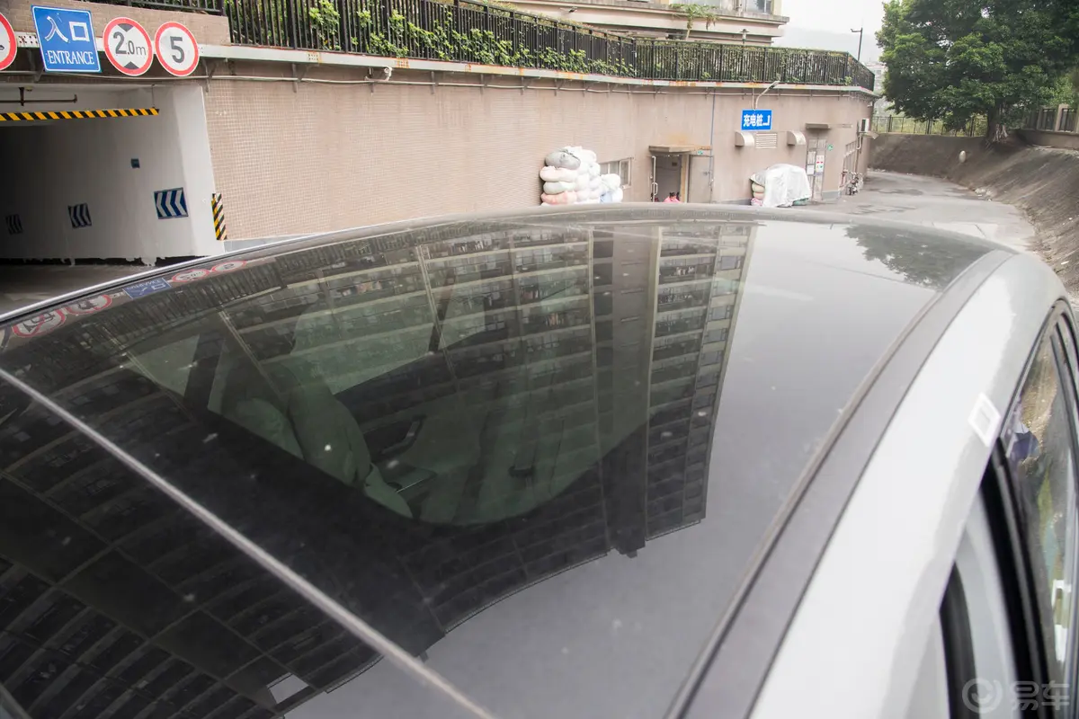 奔驰EQE SUV500 4MATIC天窗
