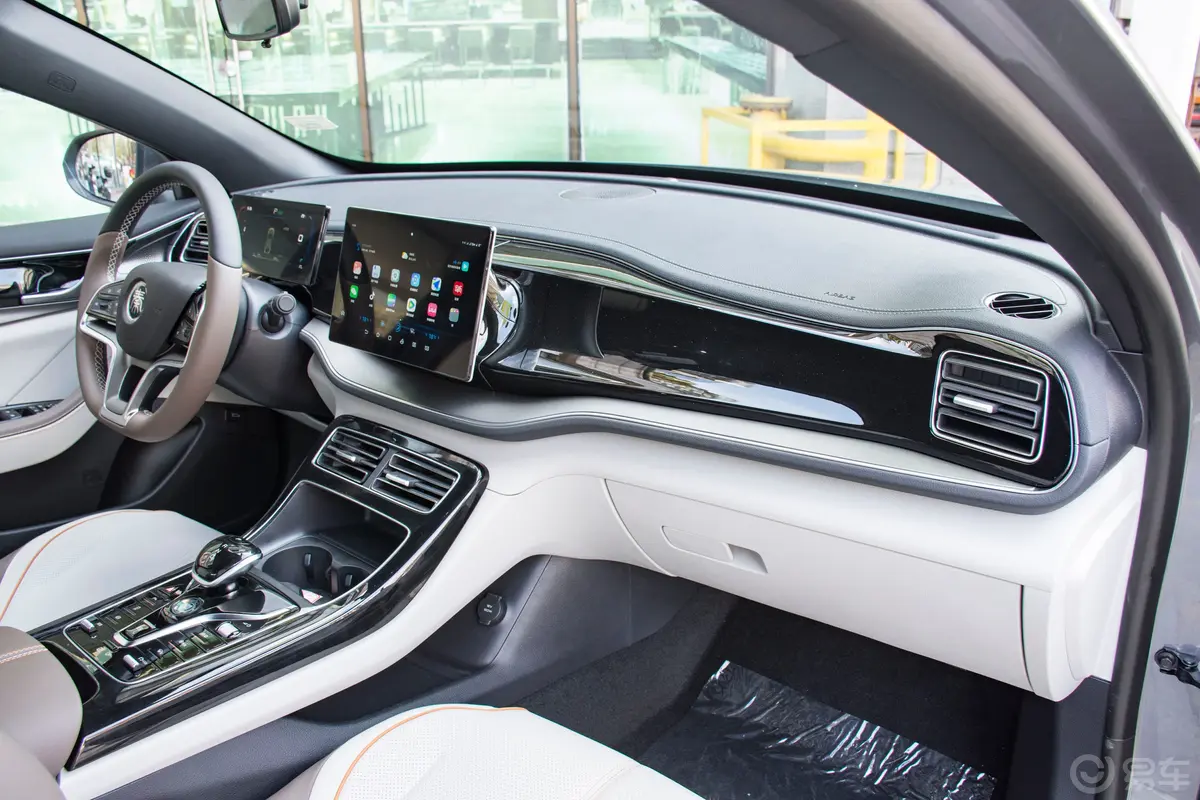 秦PLUS新能源EV 荣耀版 420km 超越型内饰全景副驾驶员方向