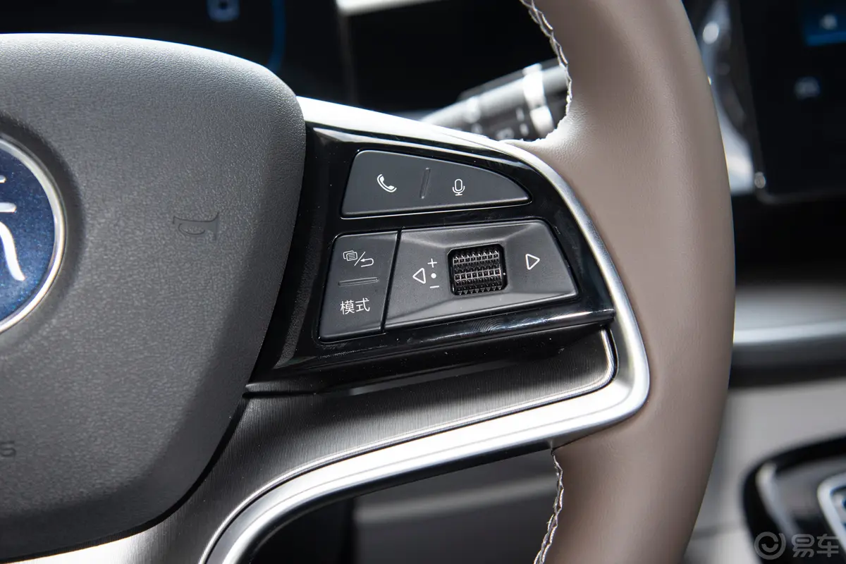 秦PLUS新能源EV 荣耀版 420km 领先型右侧方向盘功能按键
