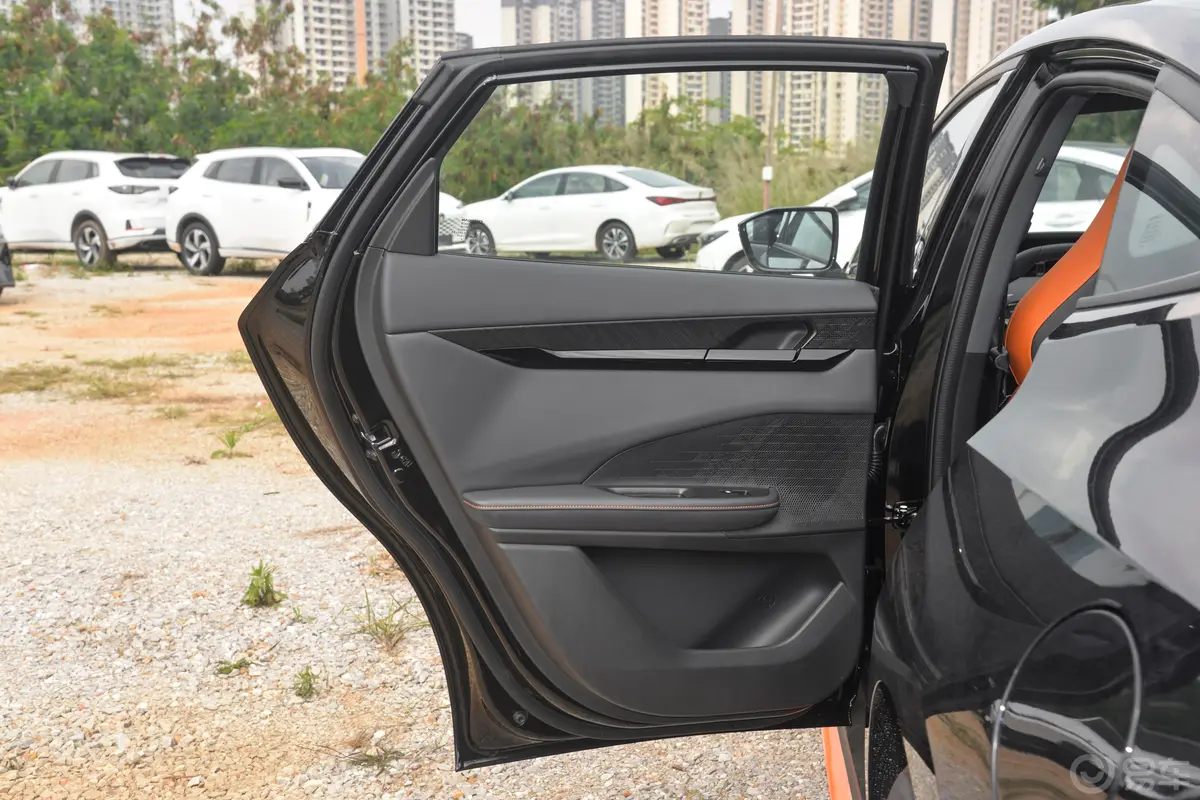 长安UNI-V1.5T 尊贵运动型驾驶员侧后车门