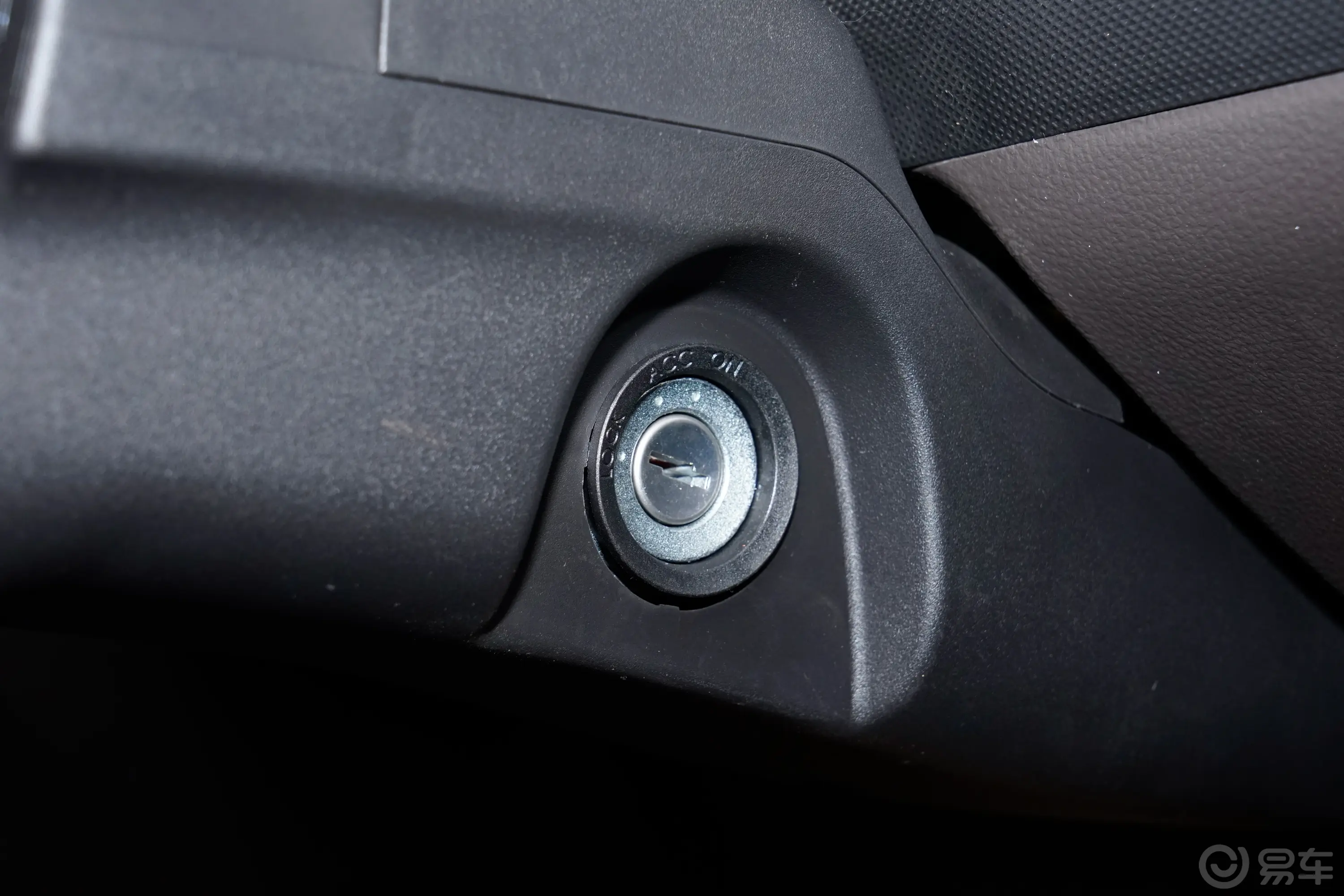 五菱荣光EV230km 封窗加长版基本型 2座钥匙孔或一键启动按键