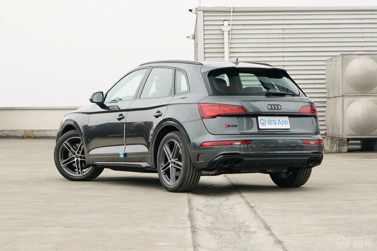 奥迪SQ53.0T quattro侧后45度车头向左水平