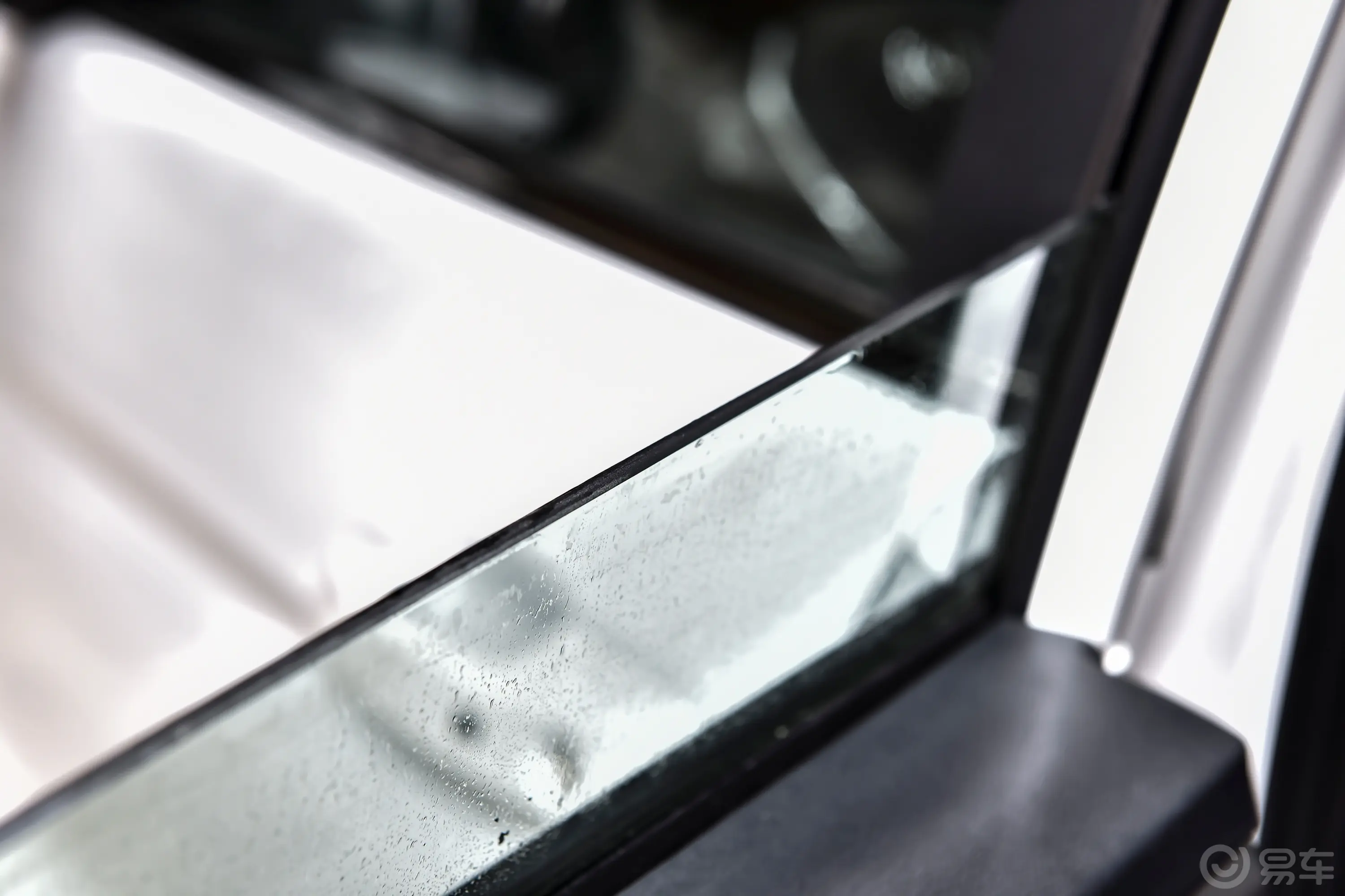 长安CS75畅享型 1.5T 自动尊贵型后排玻璃材质特写