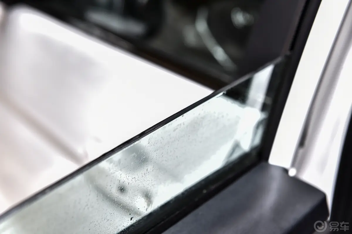 长安CS75畅享型 1.5T 自动尊贵型后排玻璃材质特写
