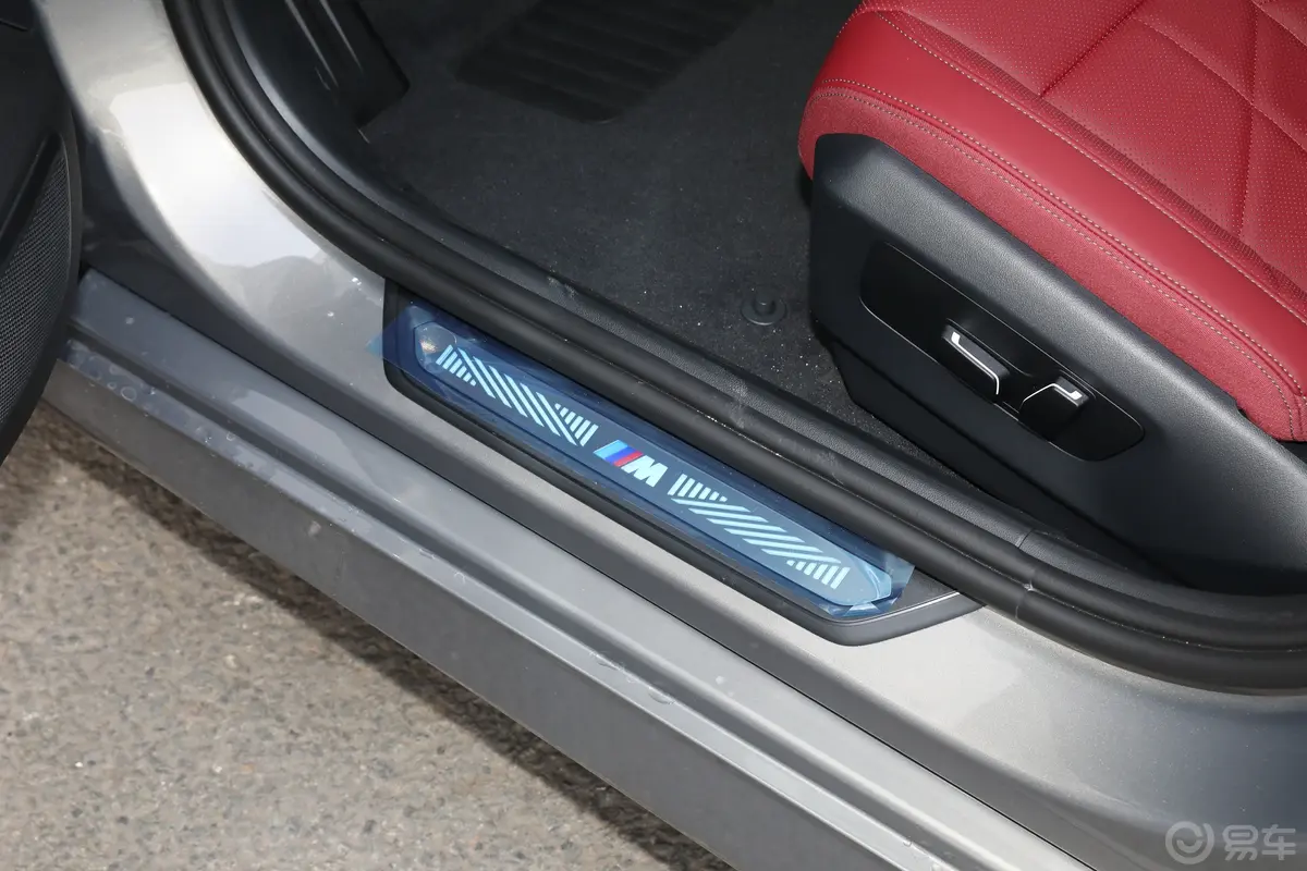 宝马i5eDrive 35L M运动套装前排迎宾踏板