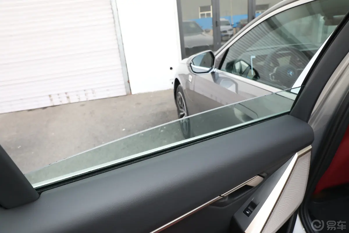 宝马i5eDrive 35L M运动套装后排玻璃材质特写
