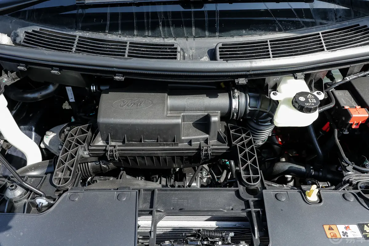 全顺2.0T 自动多功能商用车中轴低顶 5/6座 汽油发动机特写