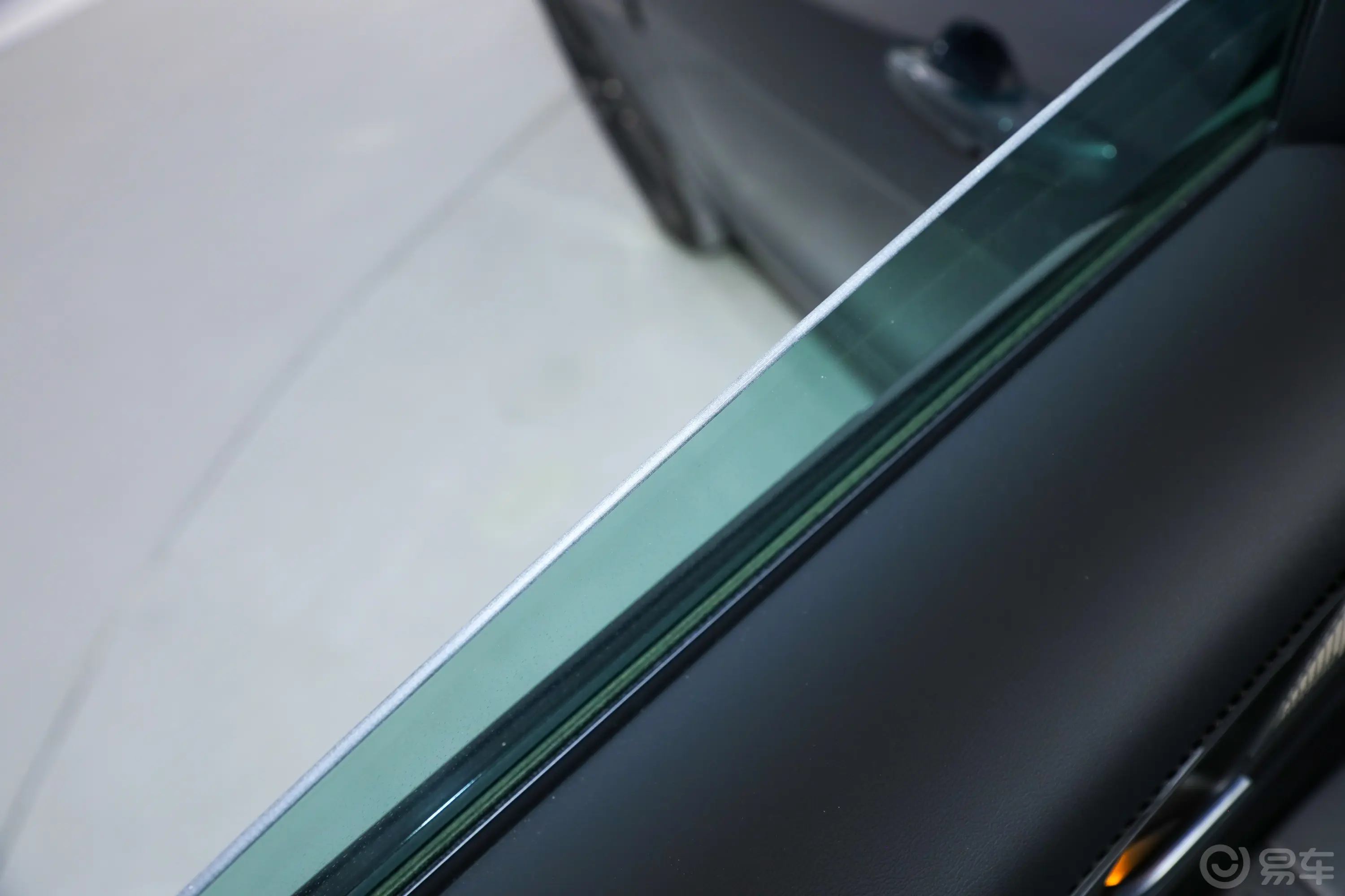 捷豹XELP250 R-DYNAMIC S 耀黑运动版后排玻璃材质特写