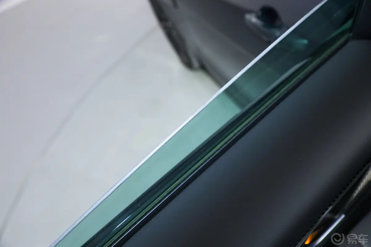 捷豹XELP250 R-DYNAMIC S 耀黑运动版后排玻璃材质特写
