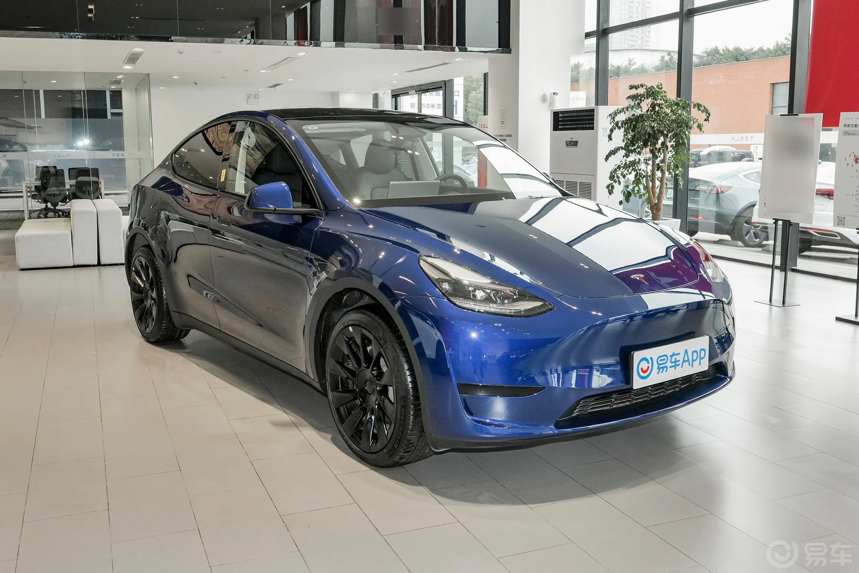 Model Y554km 后轮驱动版侧前45度车头向右水平