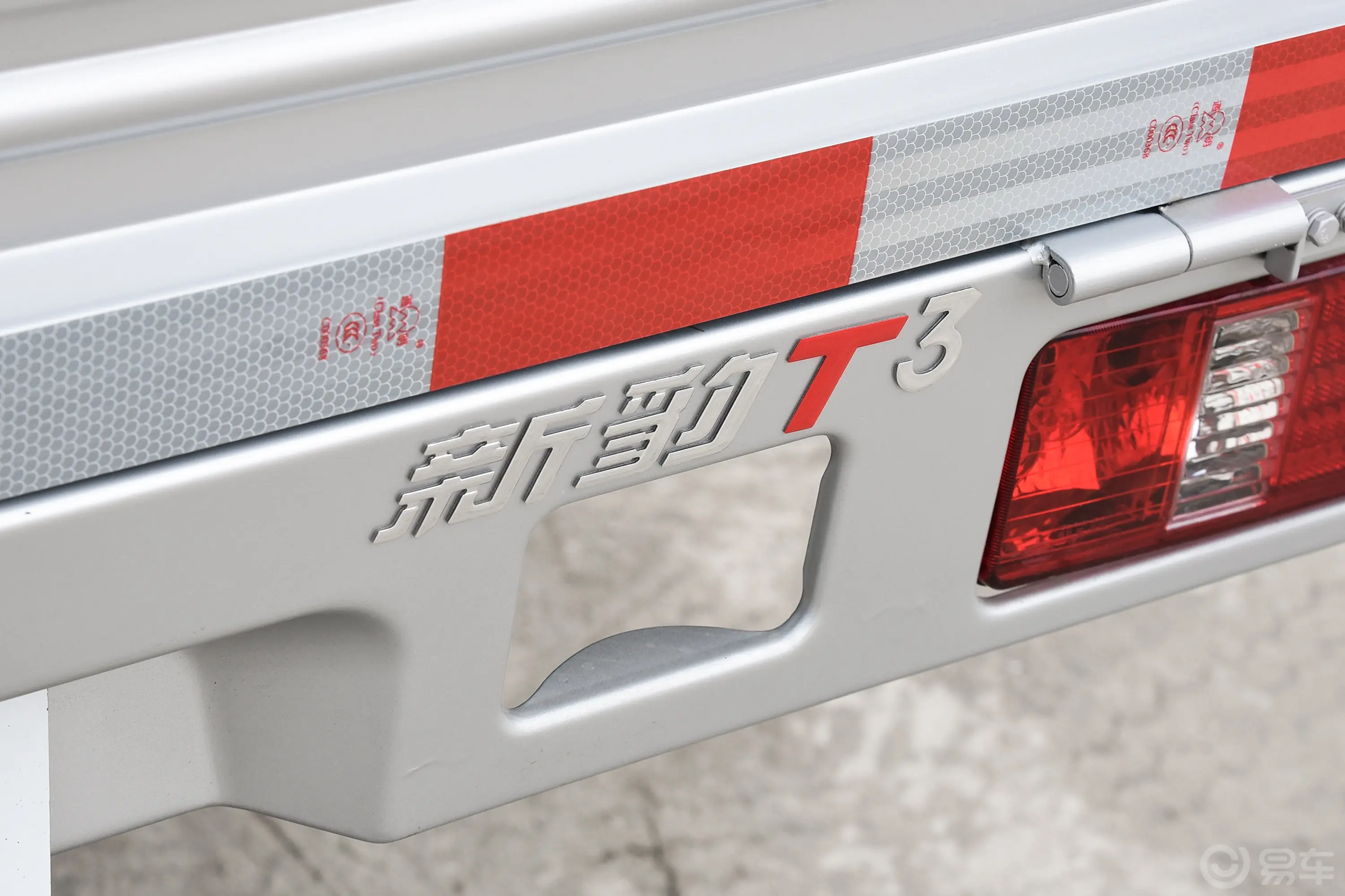 新豹T3东安1.6L 3.05米栏板单排单后轮舒适版外观细节