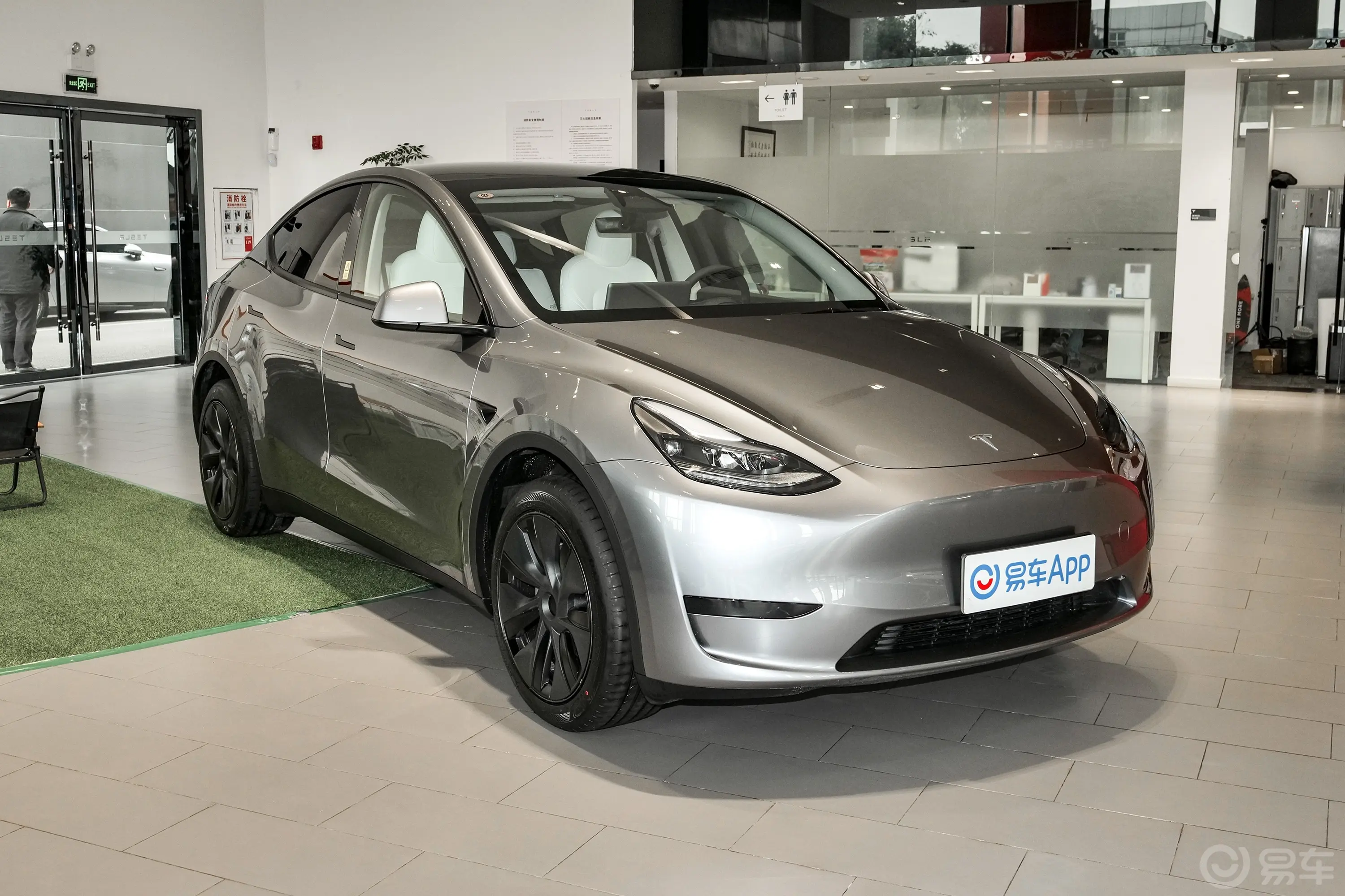 Model Y554km 后轮驱动版侧前45度车头向右水平