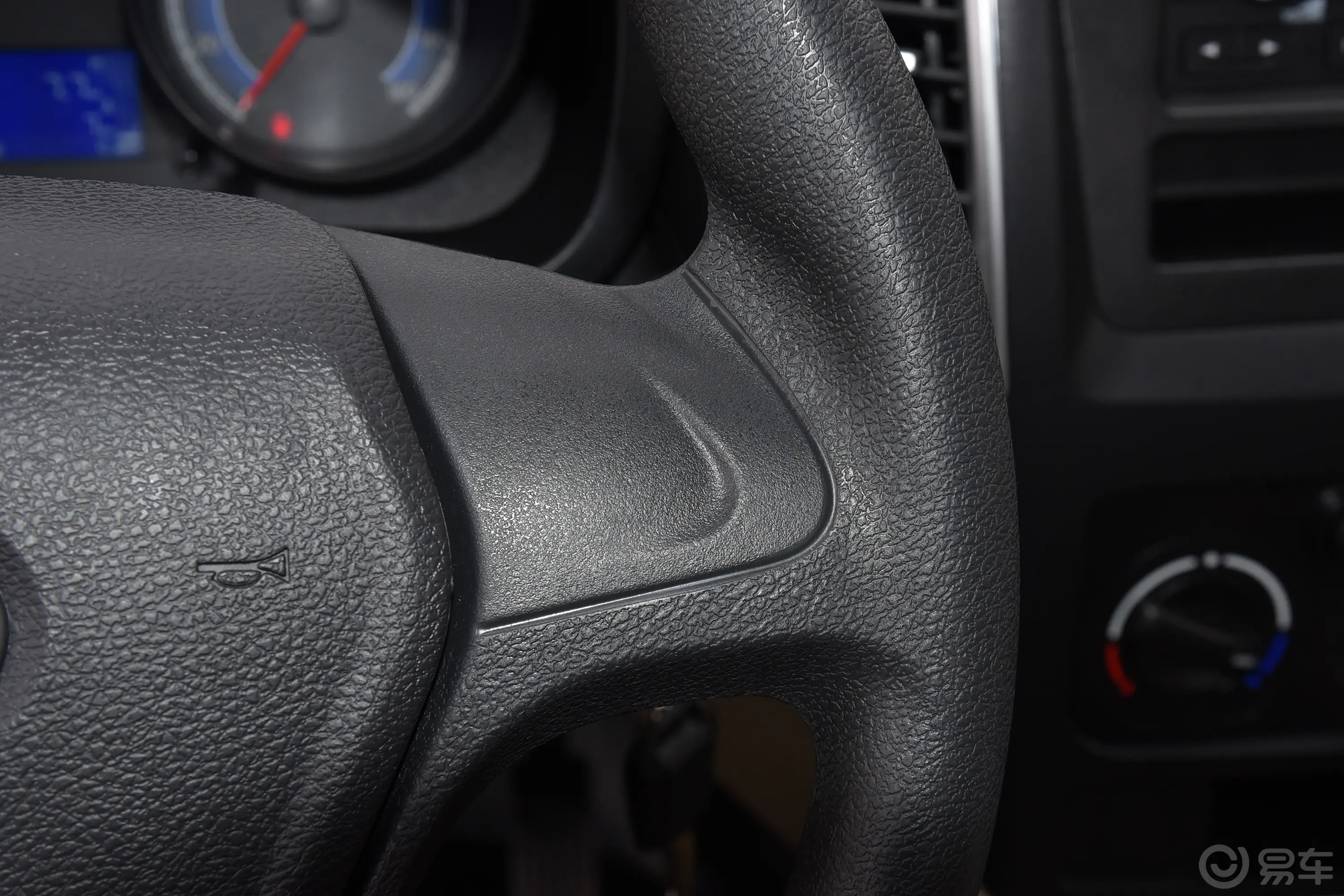 新豹T3东安1.6L 3.05米栏板单排单后轮舒适版右侧方向盘功能按键
