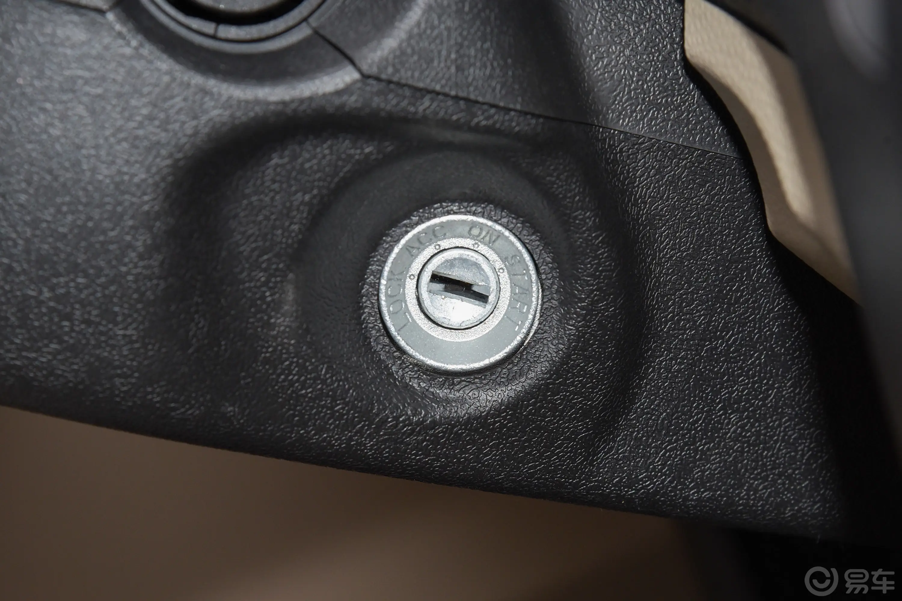 新豹T3东安1.6L 3.05米栏板单排单后轮舒适版钥匙孔或一键启动按键